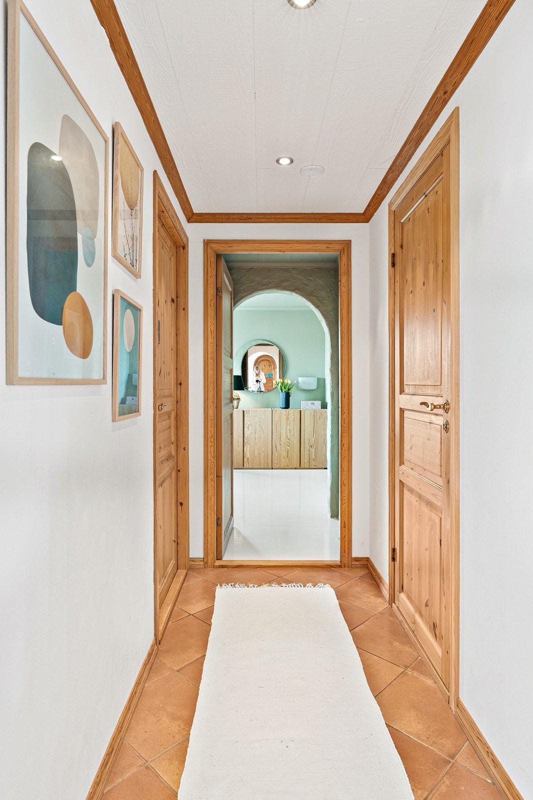 Gang som forgrener seg til de fleste rom. Galleribilde