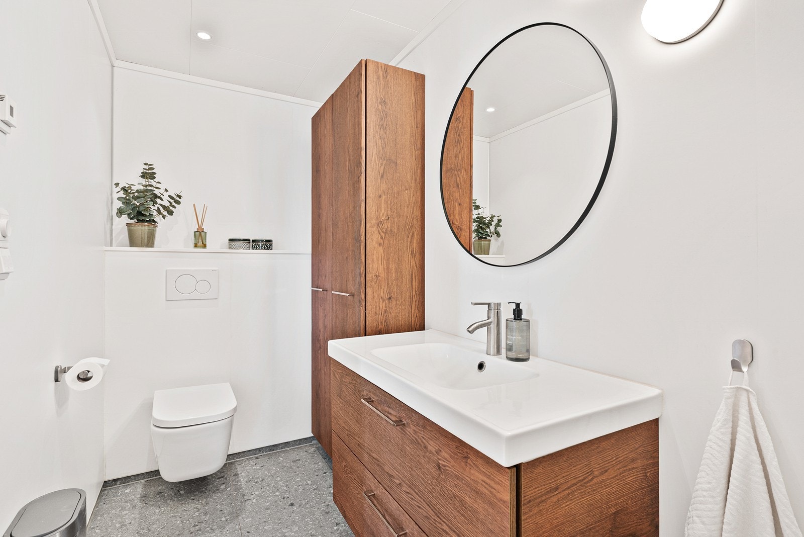 Badet har gulvfliser med varmekabler, baderomsplater på vegg og himlingsplater med spotter i tak. Galleribilde