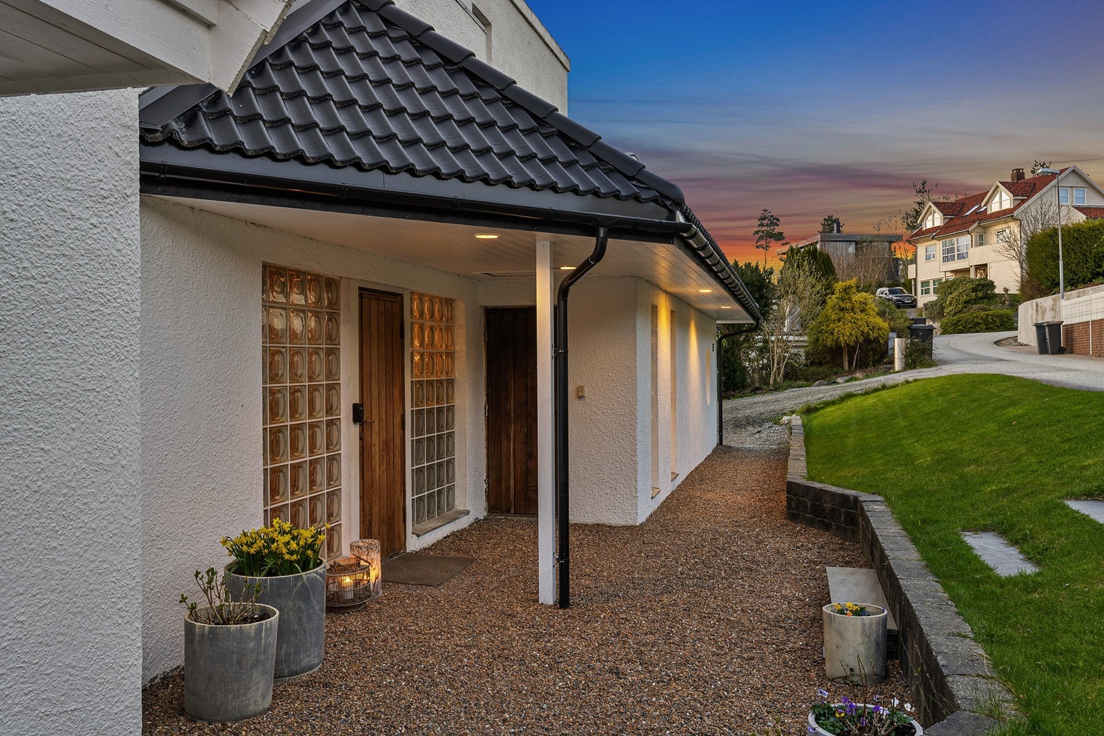 Denne er opparbeidet med gruset innkjørsel og tun med parkeringsmuligheter på begge sider. Galleribilde