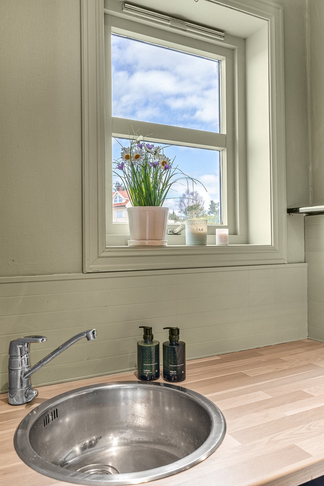 Det er montert kjøkkenplater på vegg over benkeplate. Galleribilde