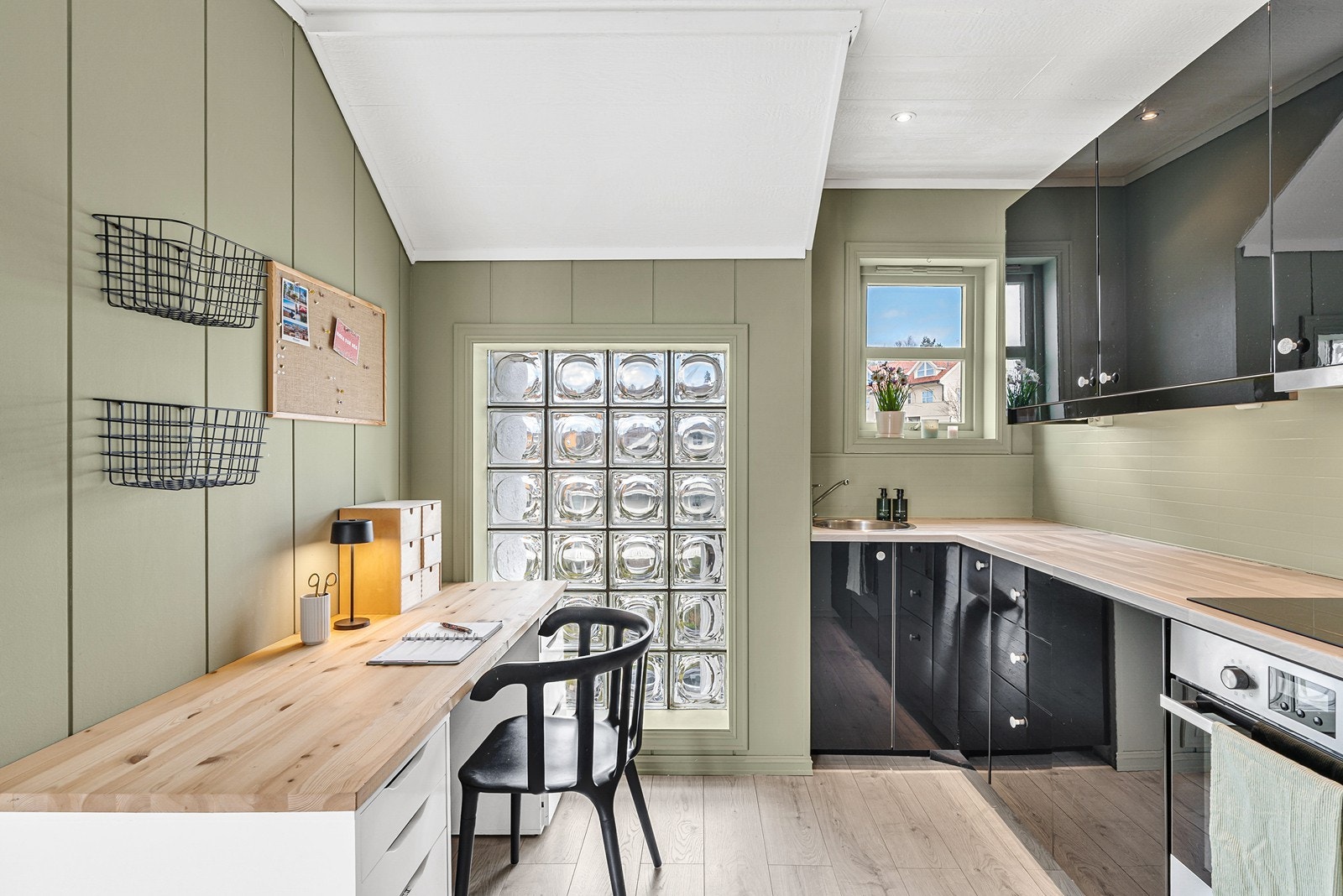 Kjøkkenet har integrert steikeovn, platetopp, oppvaskmaskin og kjøleskap. Galleribilde