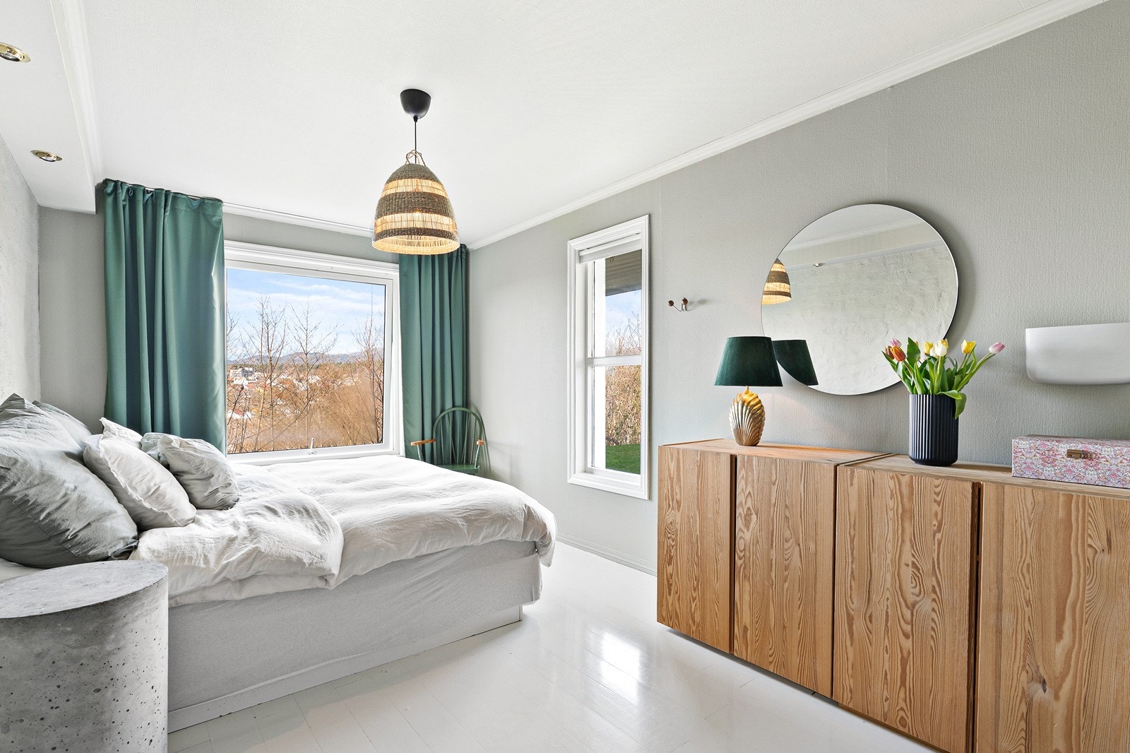 Her nede er det tre soverom som alle har overflater av mur, panel, malte plater og tapet/strier. Galleribilde