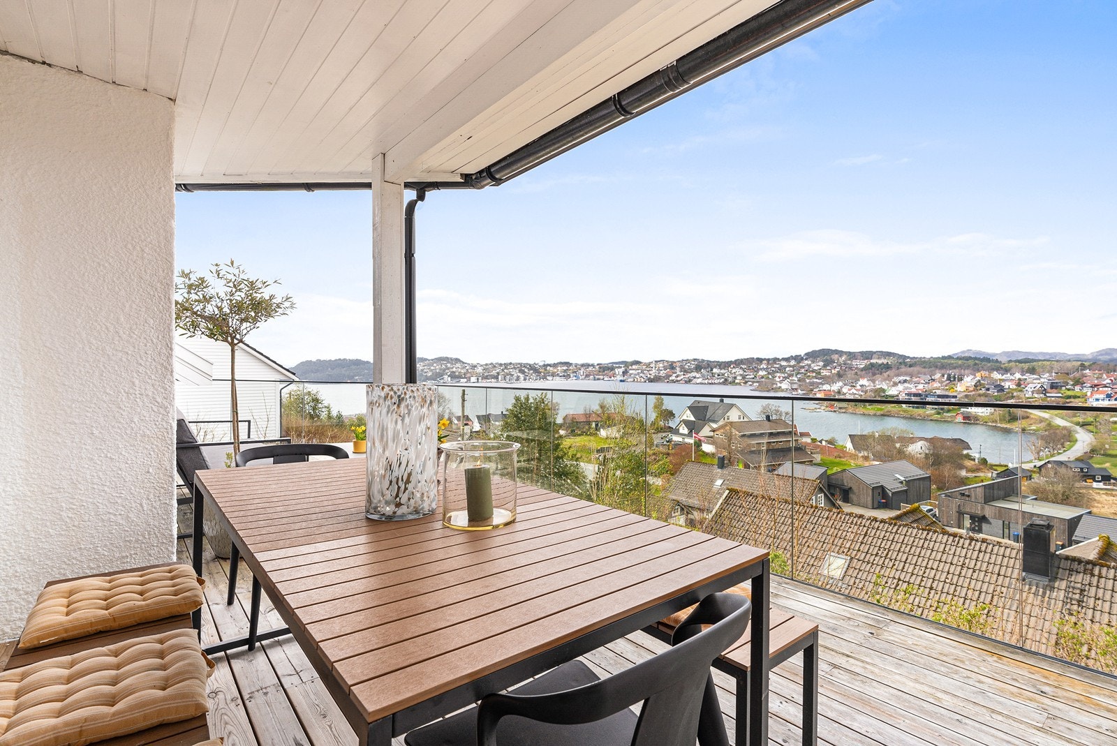 Perfekt med spisegruppe i så kort avstand fra kjøkkenet. Galleribilde