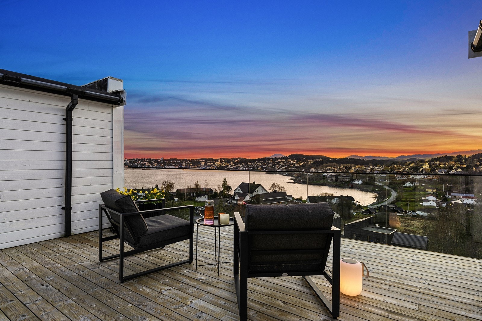 Uteplassen er lekker og har god plass til ønsket møblement. Galleribilde