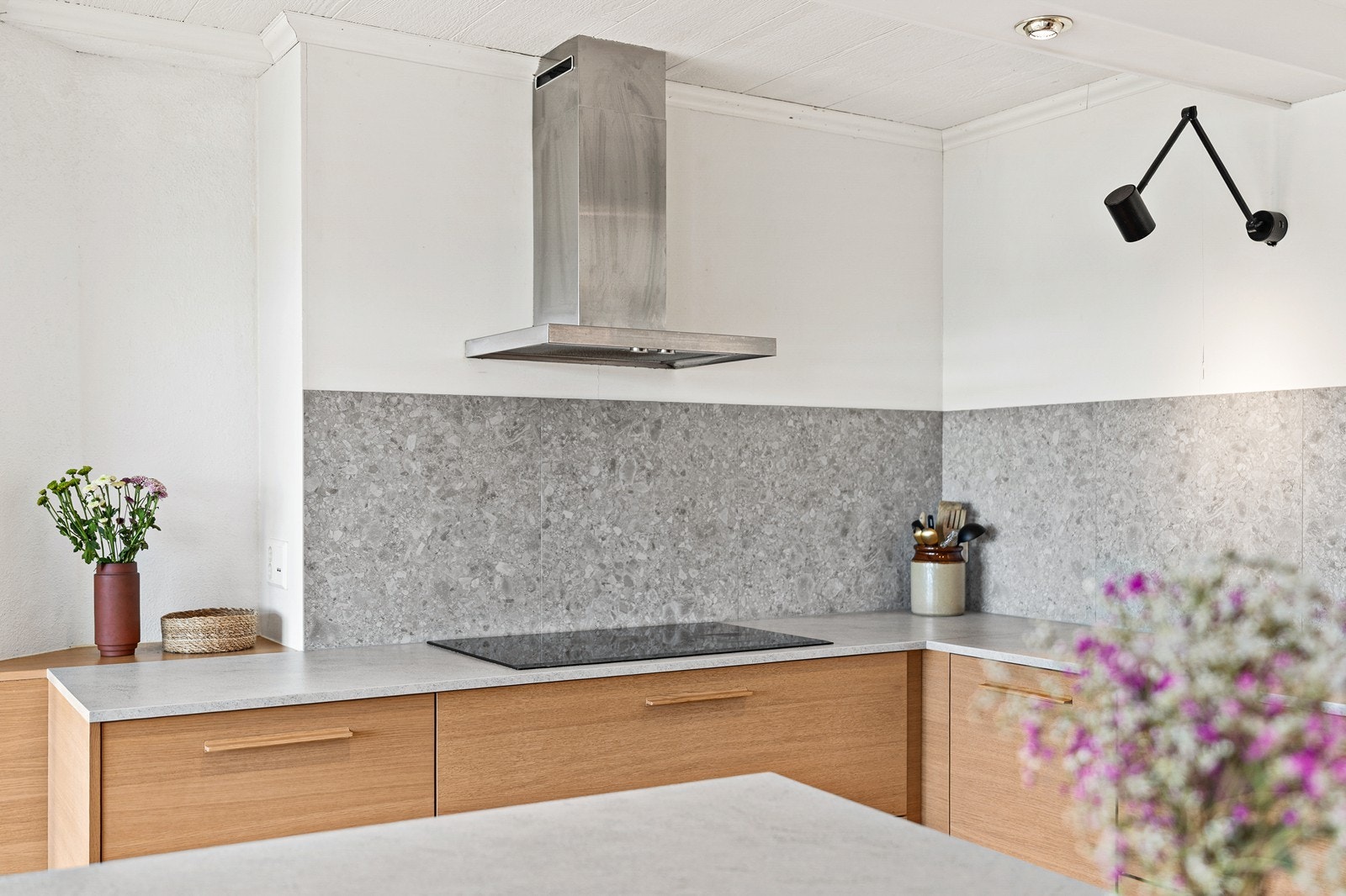 Kjøkkenet ligger tilbaketrukket, men samtidig i åpen løsning sammen med stuen. Galleribilde