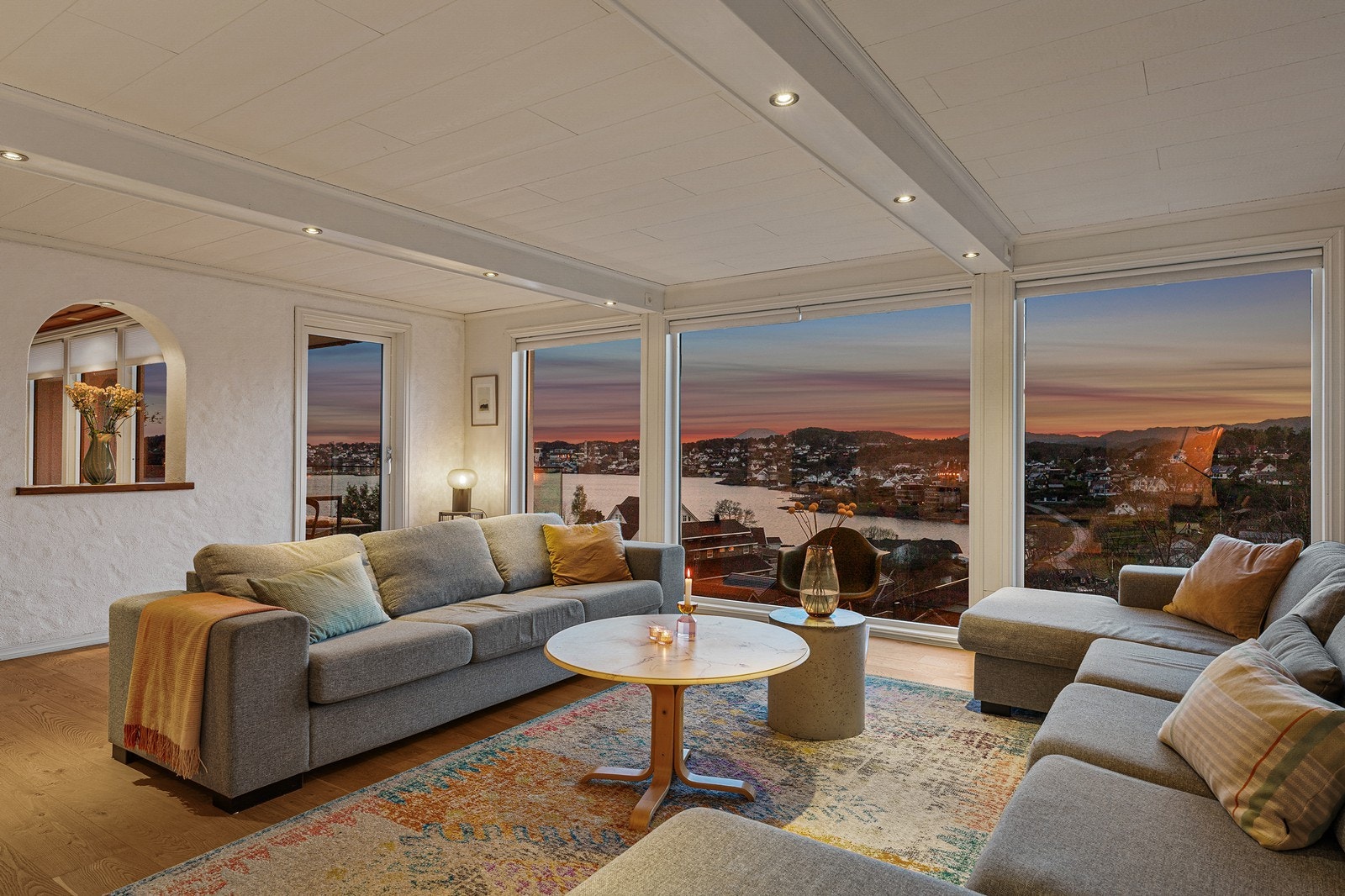 Dette er en innholdsrik enebolig med unikt arkitektonisk uttrykk. Galleribilde