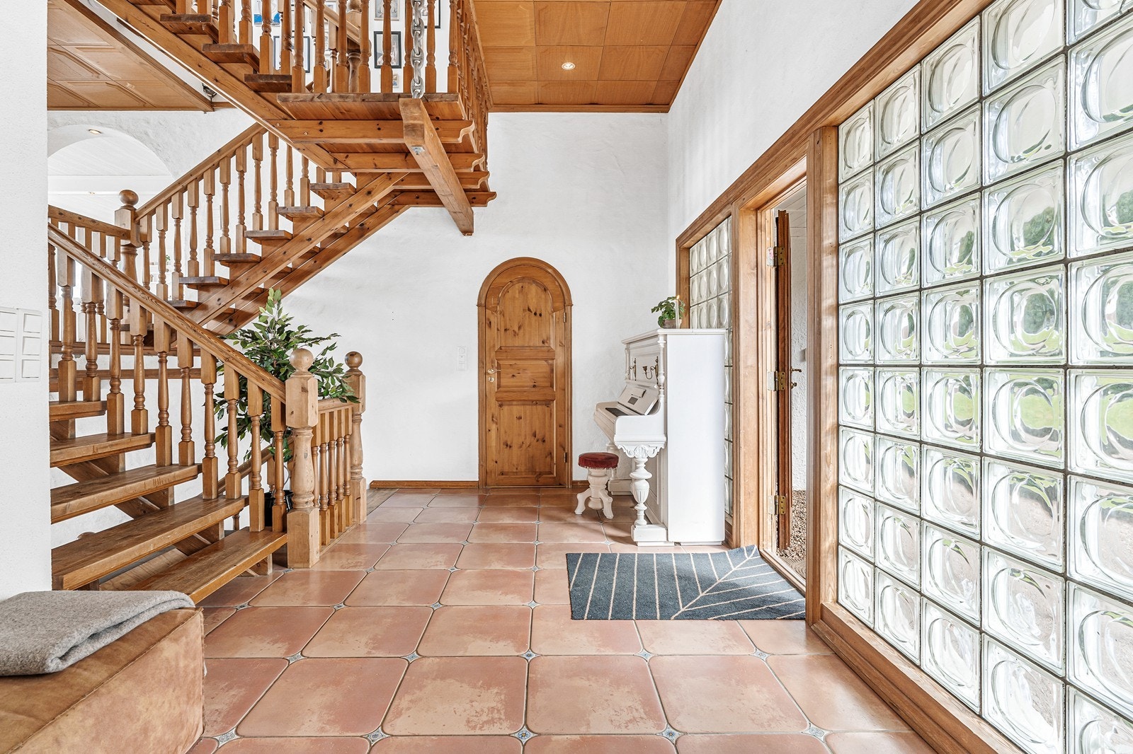 Du ønskes velkommen av en romslig og flott hall med flislagt gulv. Galleribilde