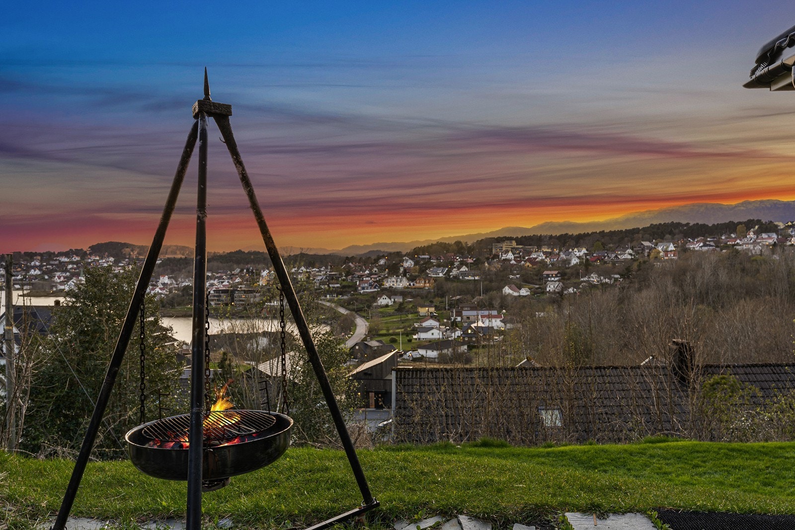 Eiendommen har en stor hage som gir rikelig med plass til lek og moro. Galleribilde