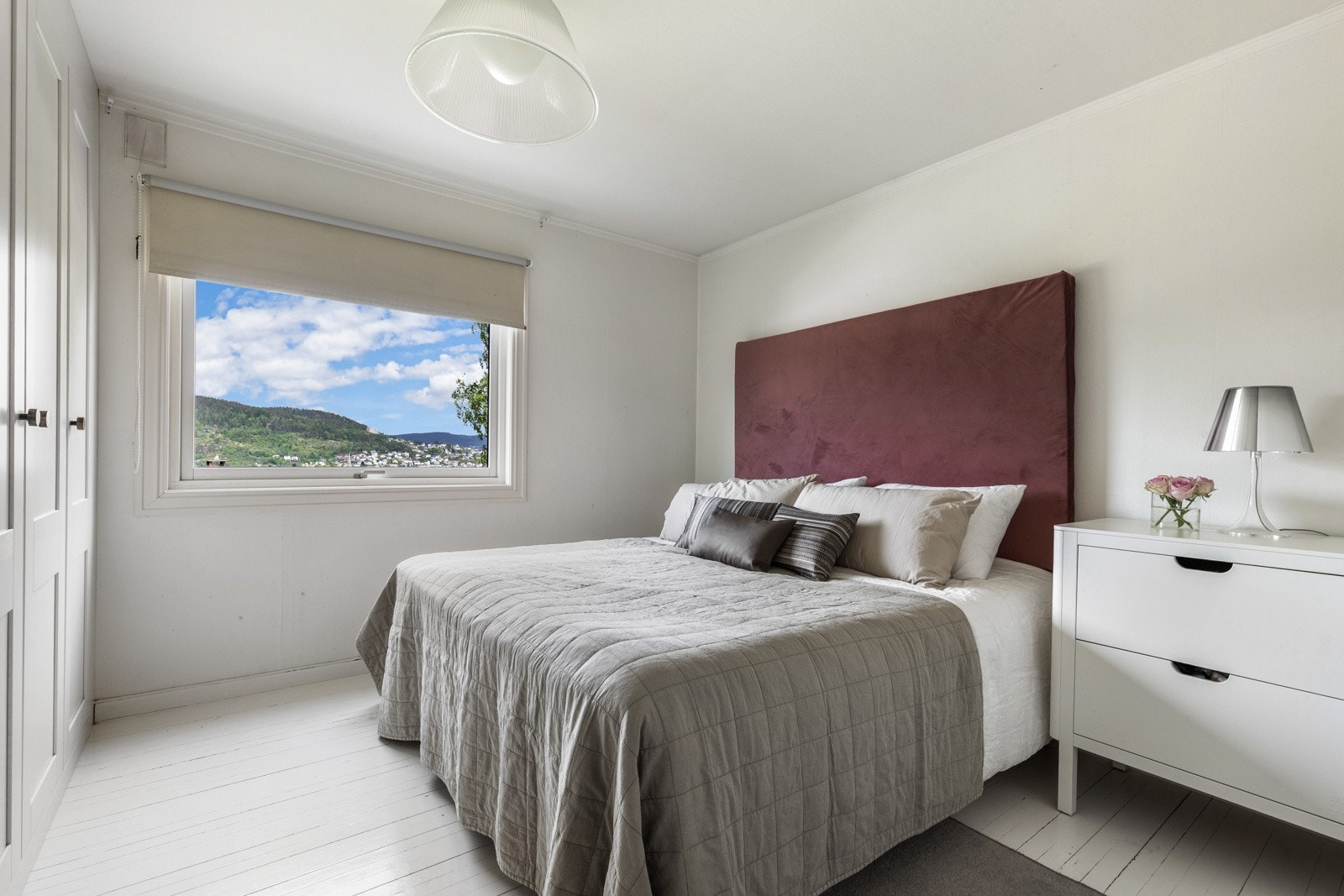 God plass til dobbeltseng og nattbord Galleribilde