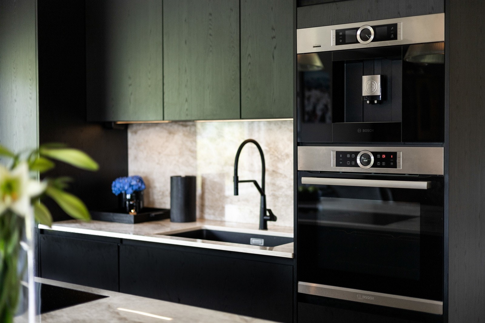 Stilrent og eksklusivt kjøkken med integrerte hvitevarer fra Bosch, lekkert armatur og gjennomført materialvalg ? perfekt for både hverdagsmat og selskaper. Galleribilde