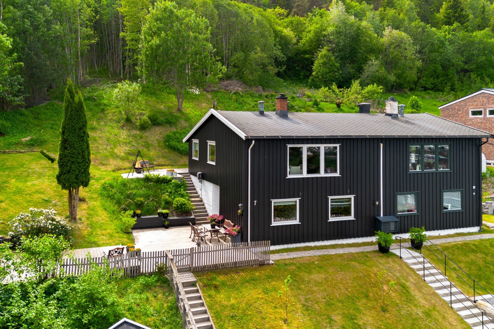 Dette er en sjarmerende halvpart av tomannsbolig med idyllisk beliggenhet og fantastisk utsikt over Drammen. Galleribilde