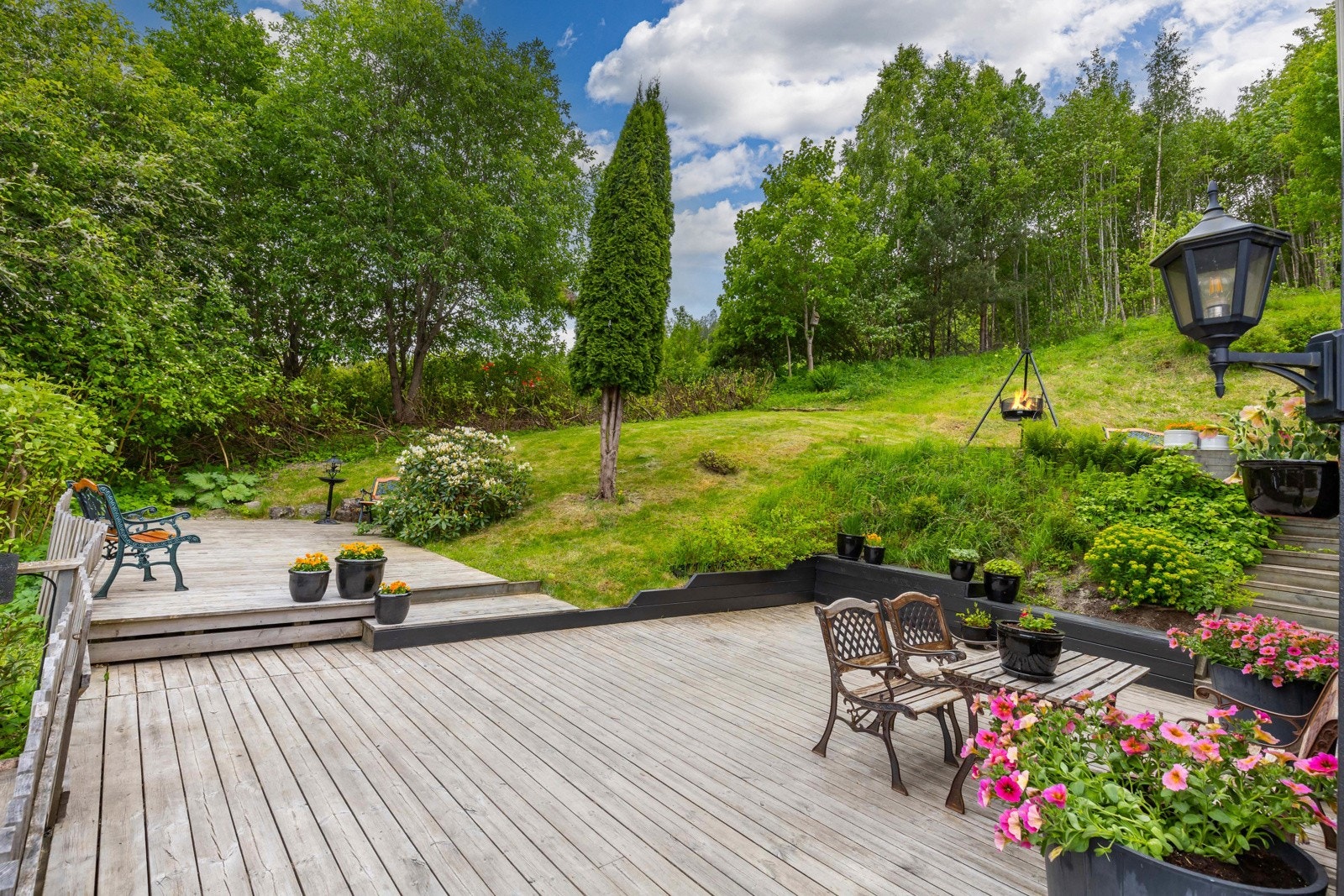 Stor terrasse med romslig hage og grønne omgivelser. Galleribilde