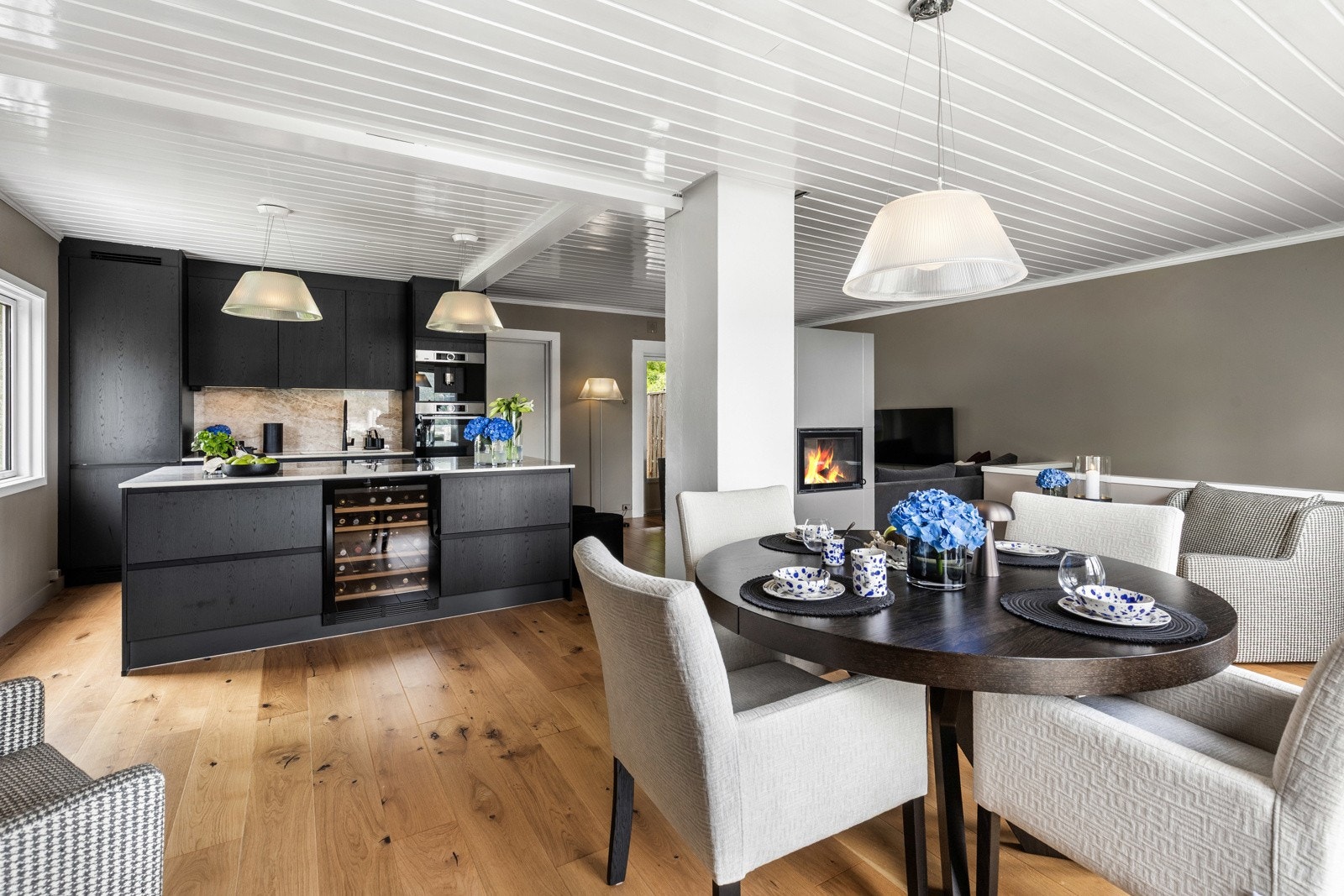 Åpen stue- og kjøkkenløsning med peis Galleribilde