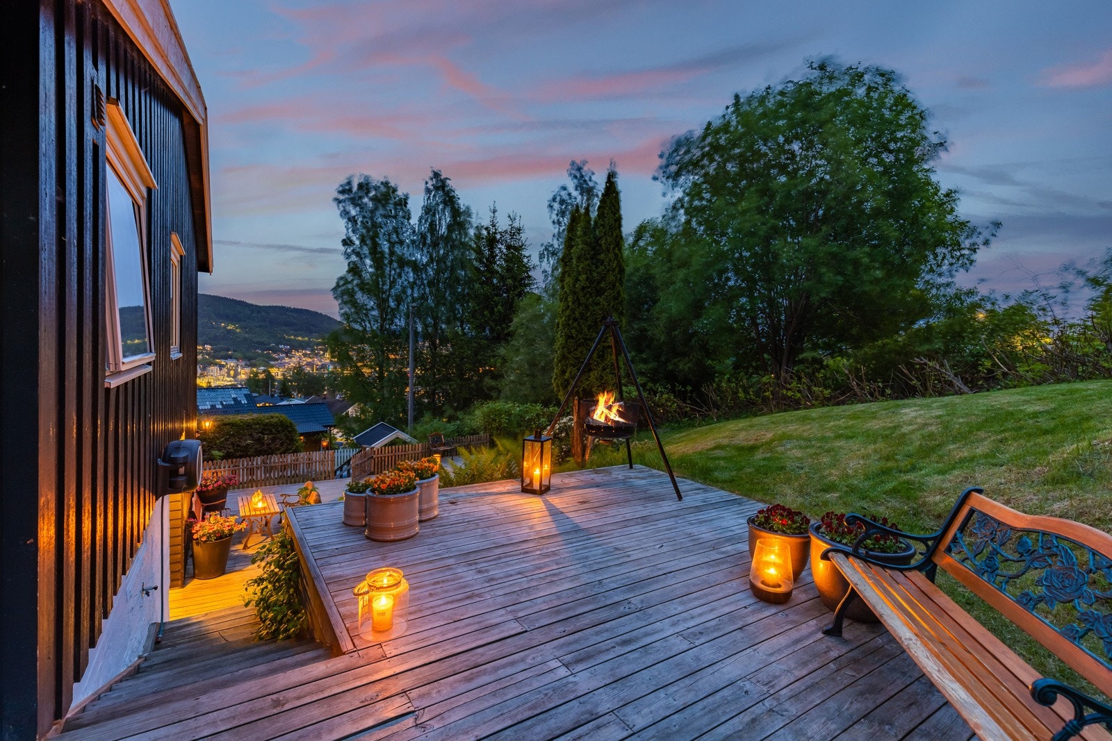 Koselig uteområde med terrasse og plen, flott utsikt over byen Galleribilde