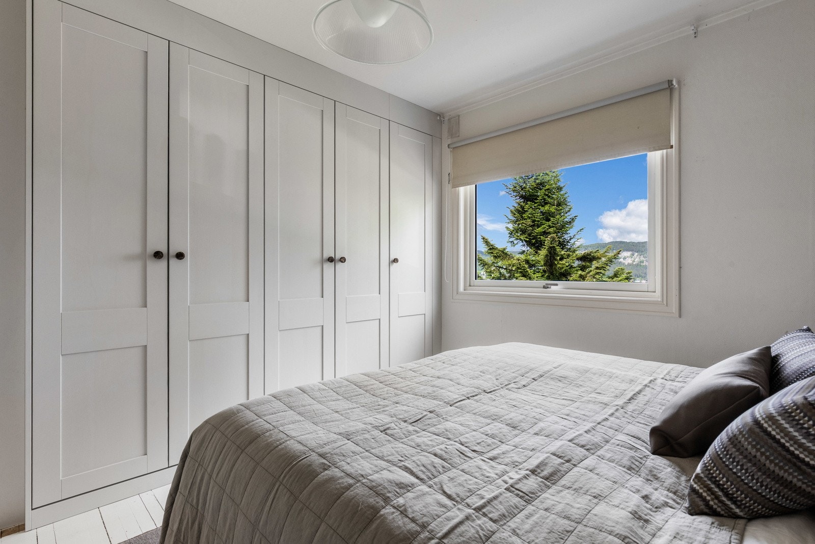 Hovedsoverom med god plass til dobbeltseng og garderobeløsning. Galleribilde