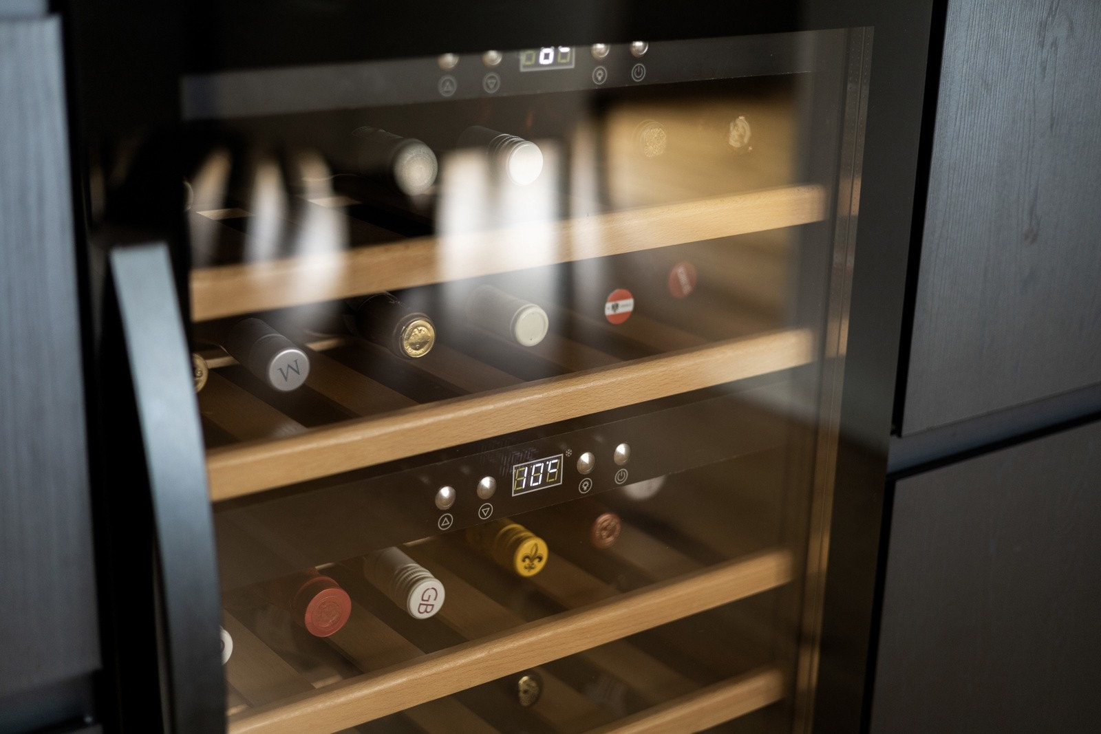 Integrert vinskap med justerbar temperatur og trehyller for effektiv oppbevaring av vinflasker. Galleribilde