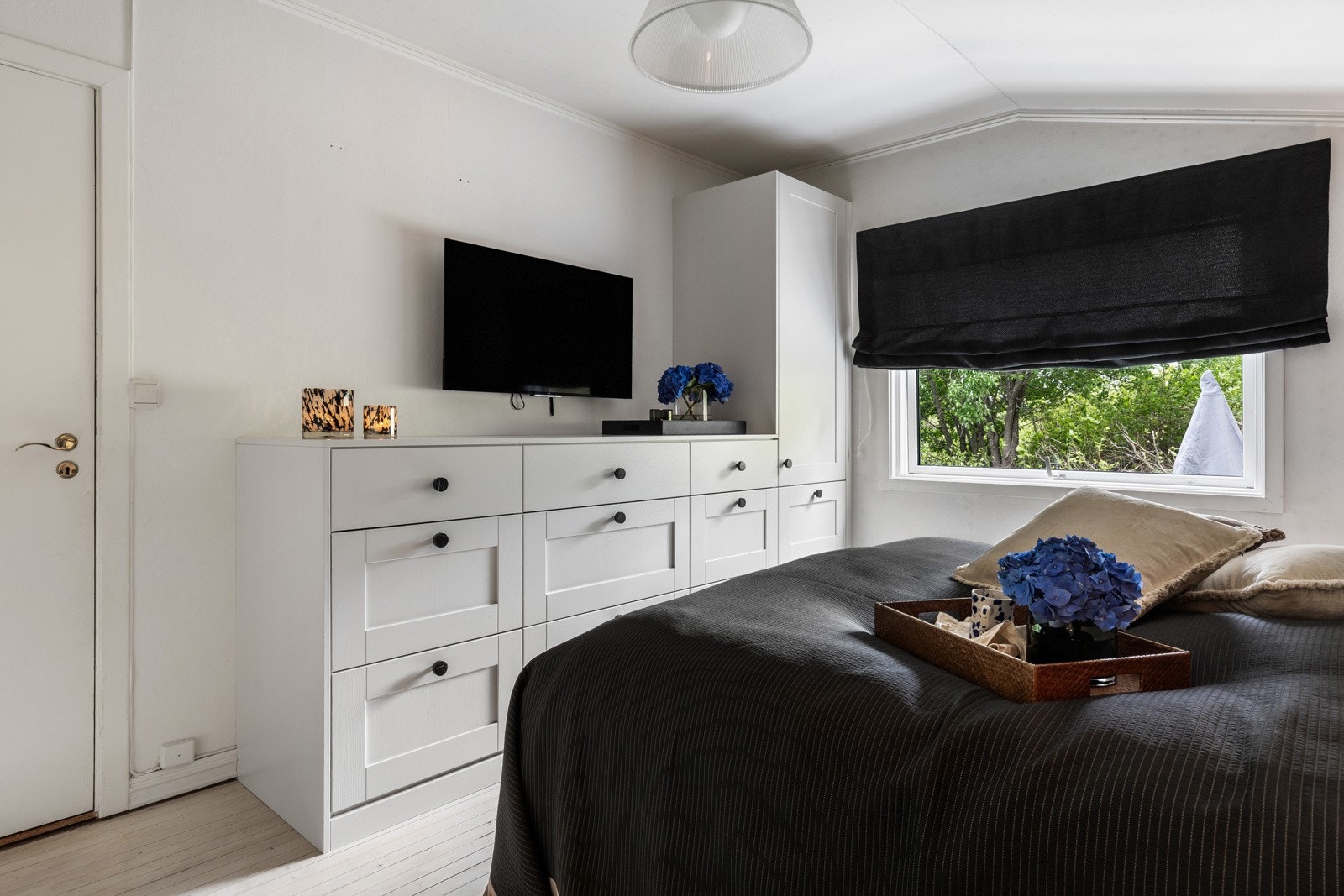 Romslig soverom med stor kommode - ikke bruksendret Galleribilde