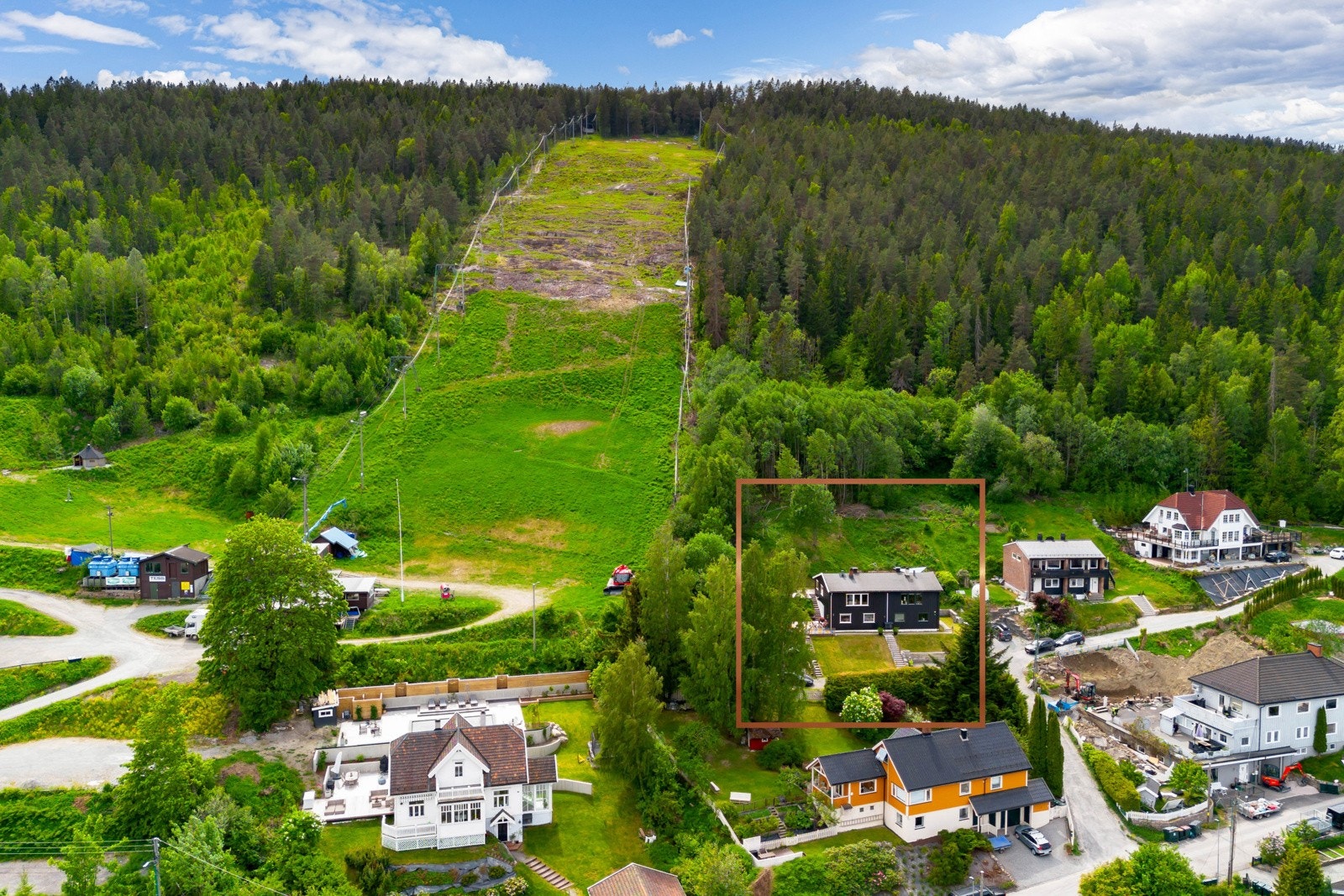 Boligen ligger i et naturskjønt område med nærhet til skog og grøntarealer. Galleribilde