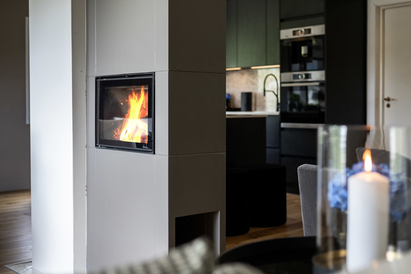 Stilfull peis som skaper en lun og koselig atmosfære på kjølige kvelder. Galleribilde