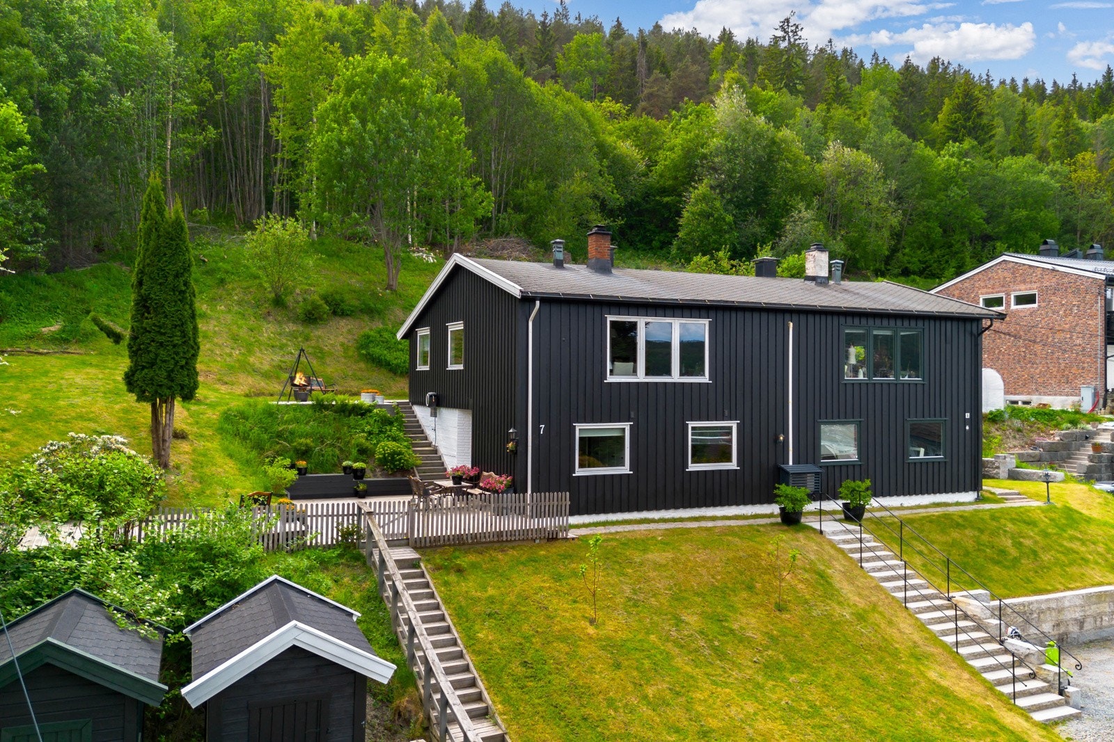 Boligen ligger fint til i skogkanten Galleribilde