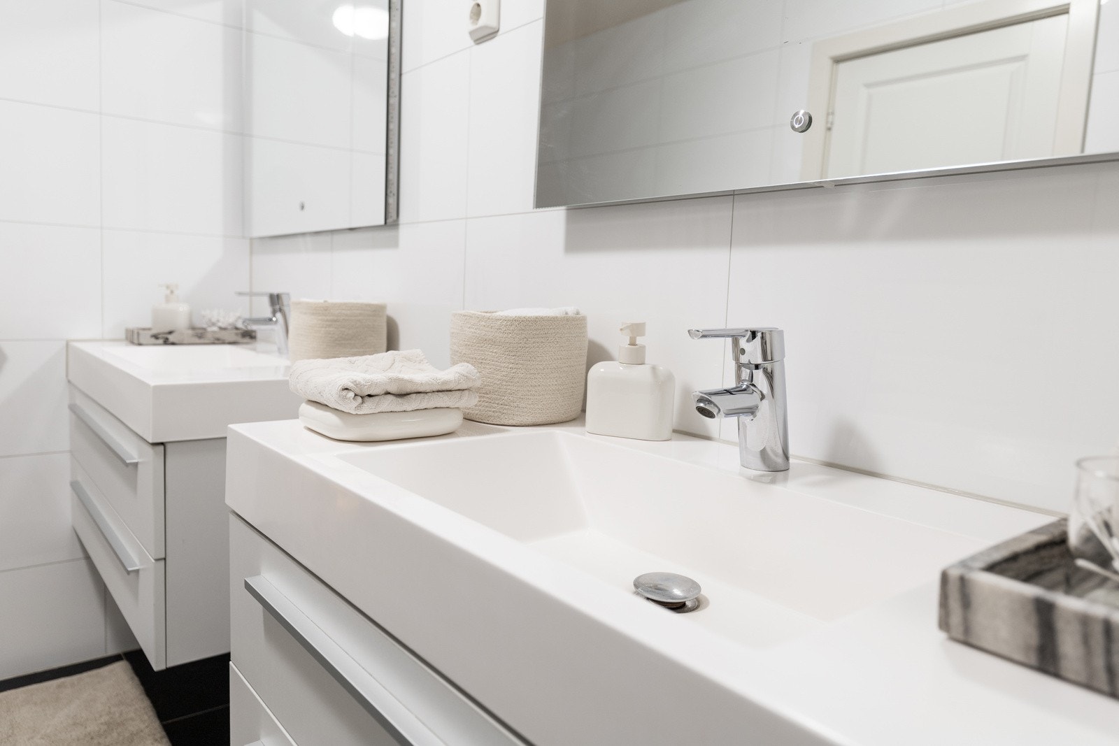 Delikat bad med moderne innredning og praktiske løsninger. Galleribilde