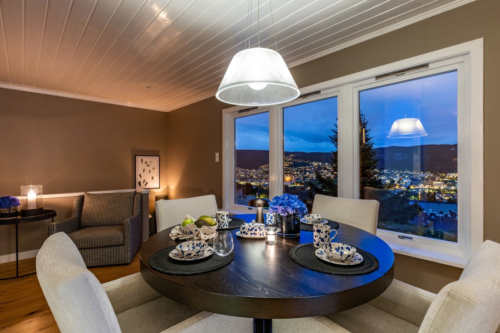 Spisestue med store vinduer som ivaretar utsikt over byen. Galleribilde