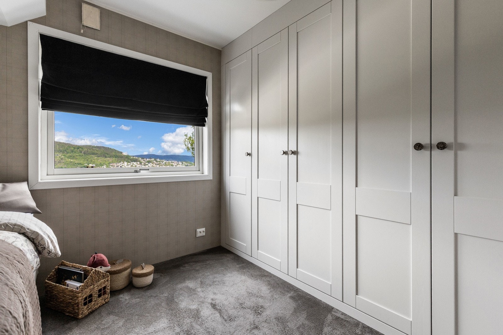 Lyst soverom med stor garderobe og utsikt Galleribilde