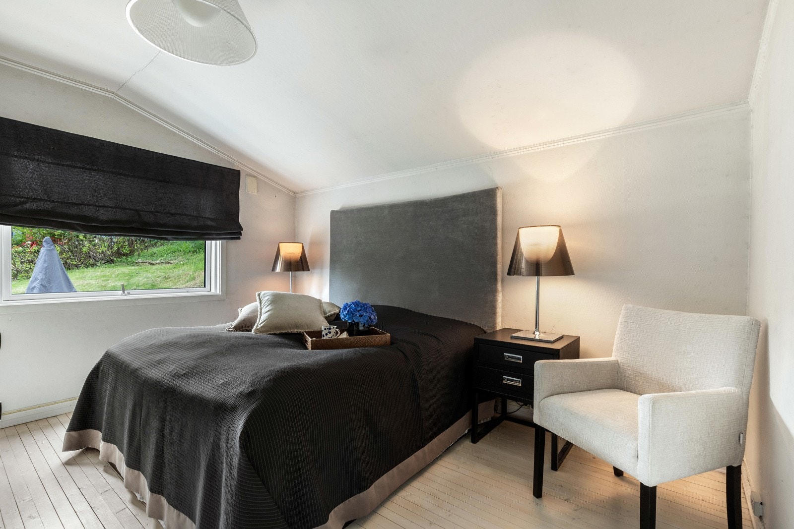 Soverommet har skråtak, lysmalte vegger og et stort vindu som slipper inn naturlig lys. - ikke bruksendret Galleribilde