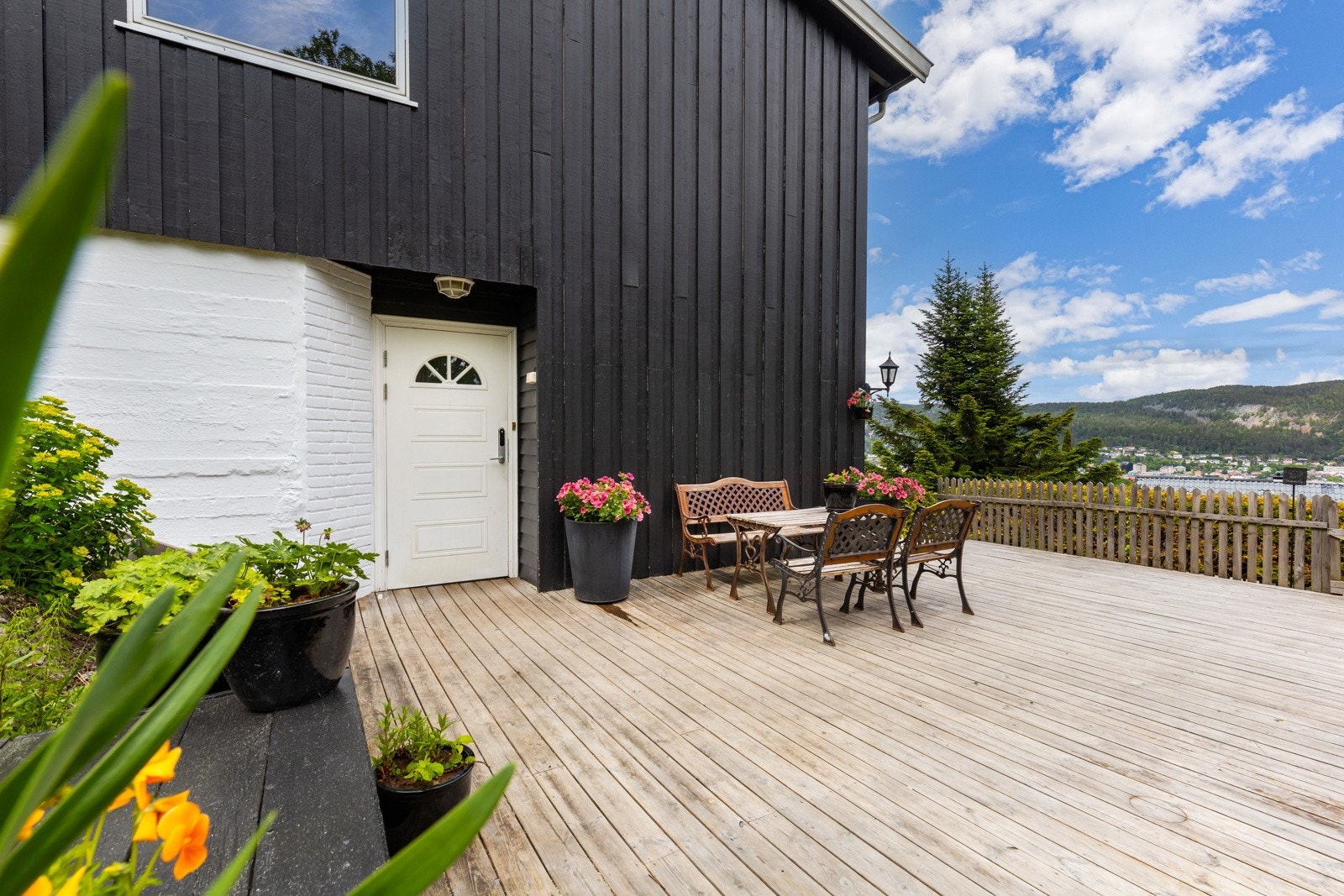 Inngangsparti med stor terrasse Galleribilde