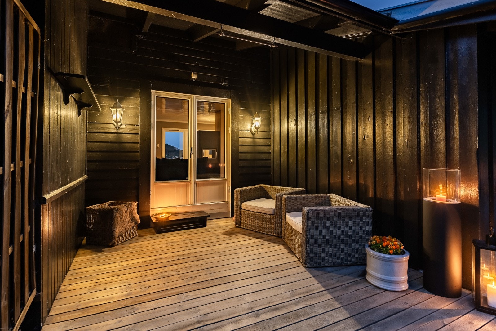 Koselig, og delvis overbygd terrasse Galleribilde