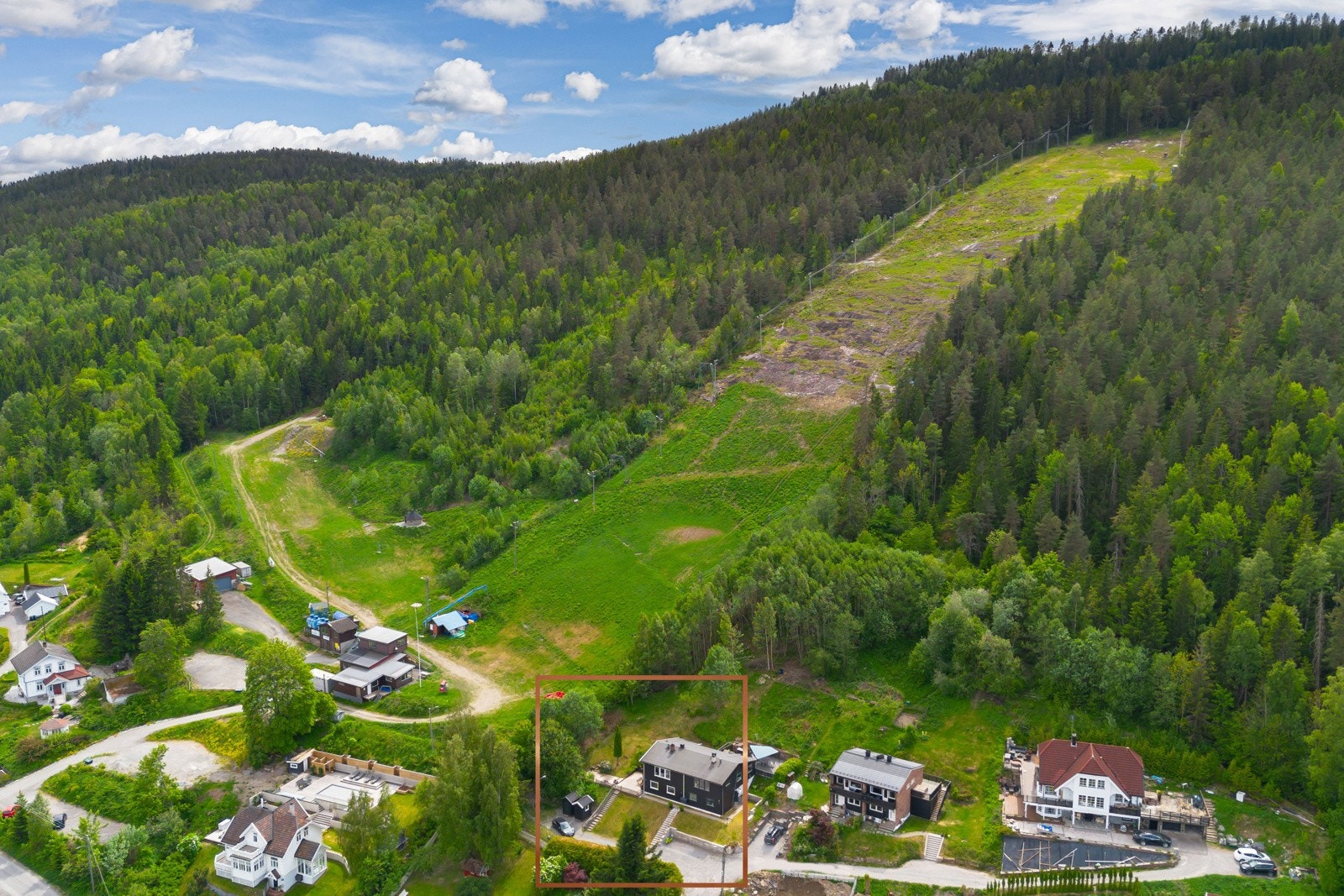 Haukåsbakken ligger rett ved boligen. Galleribilde