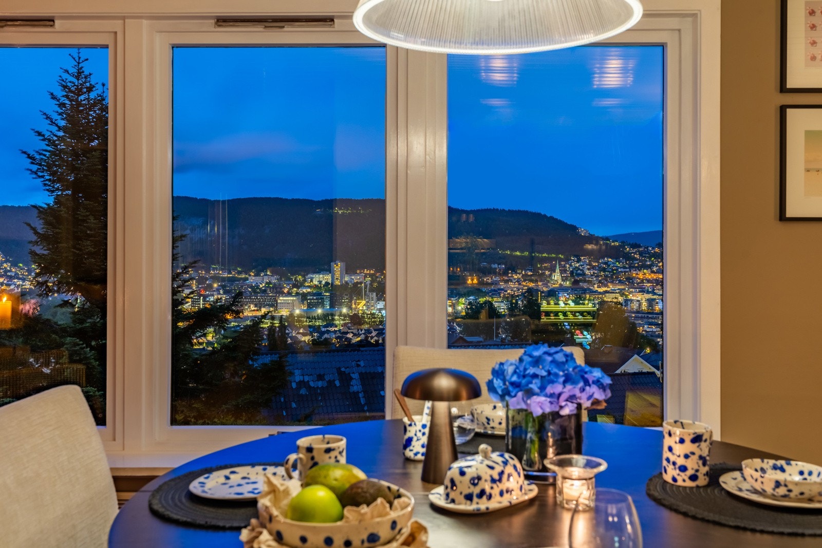 Utsikt over byen på kveldstid fra spisebordet Galleribilde