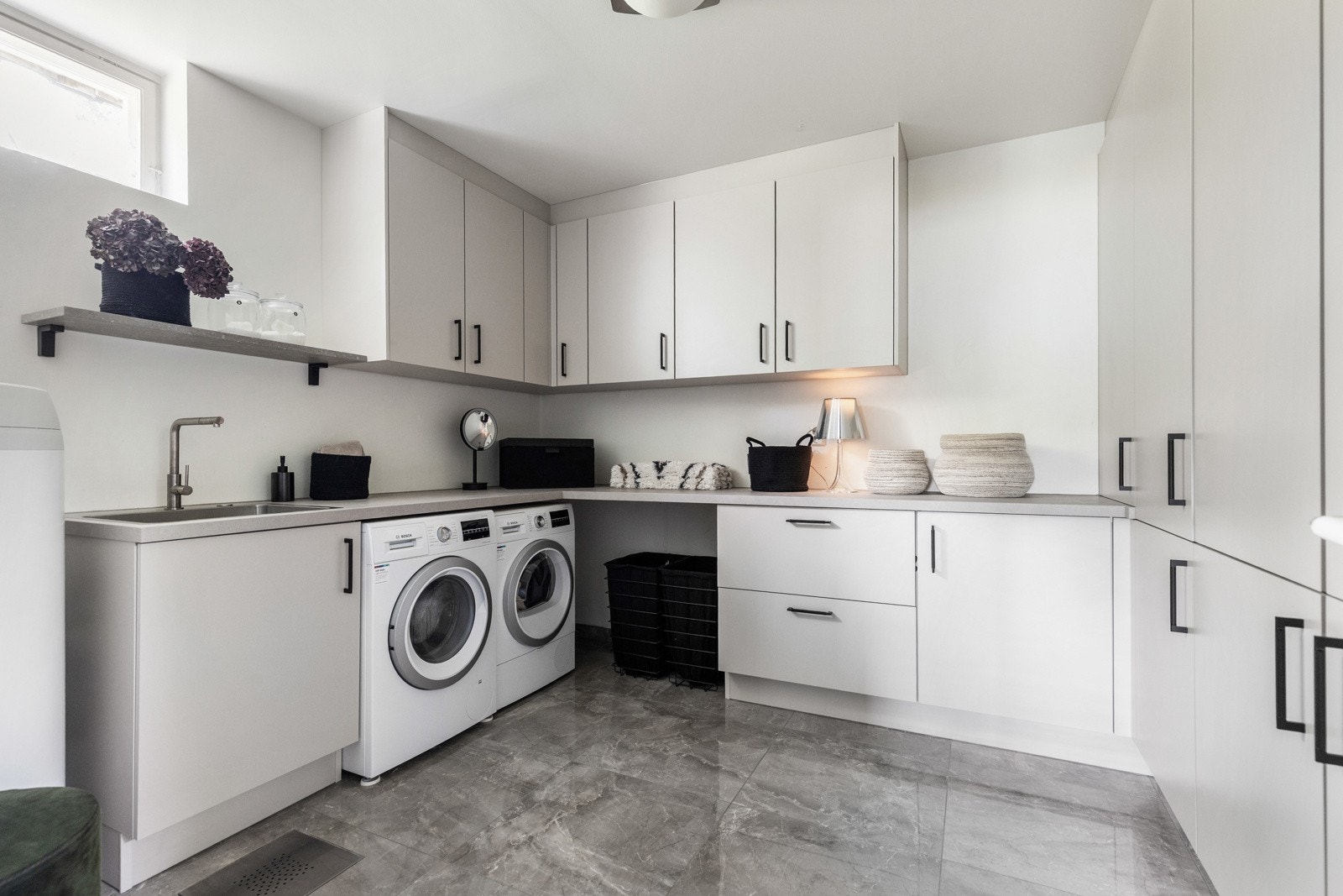 Stort vaskerom med god plass til vaskemaskin, tørketrommel og oppbevaring. Ikke utgravd på godkjente tegninger Galleribilde