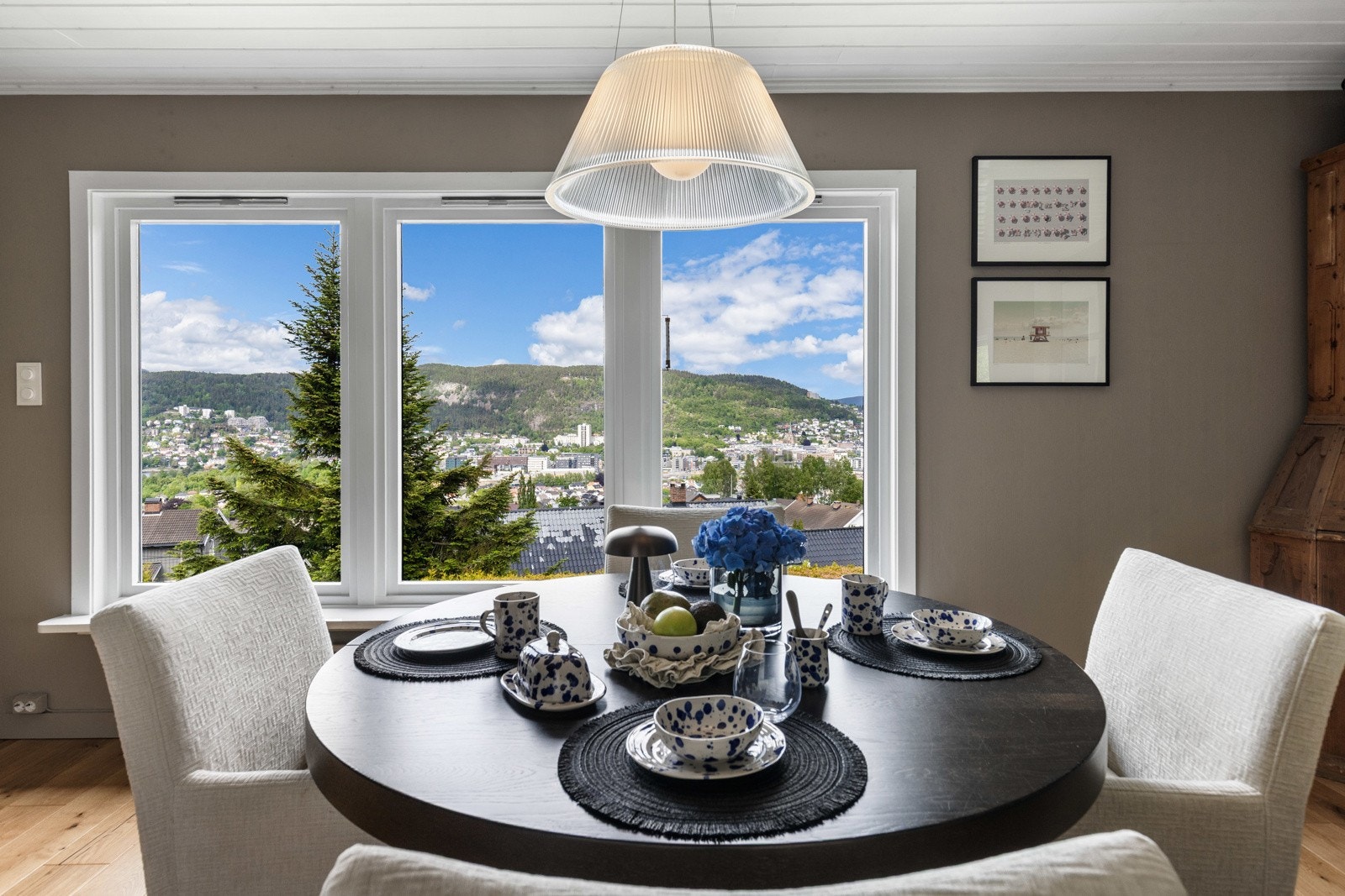 Spiseplass med store vinduer og flott utsikt over byen og Bragernesåsen Galleribilde