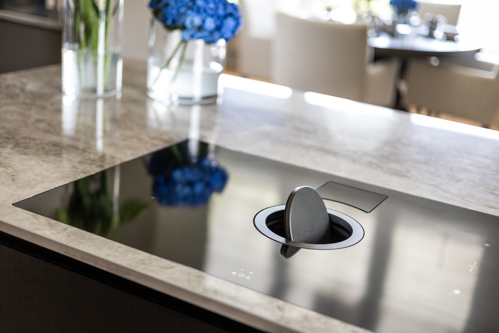 Moderne kjøkken med induksjonstopp og integrert ventilasjonssystem Galleribilde