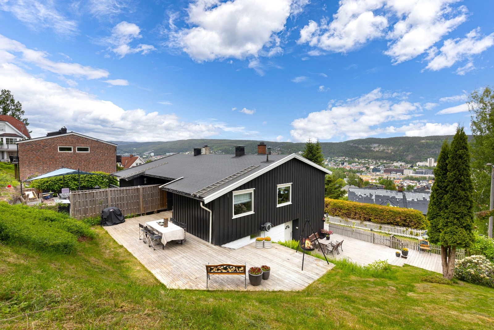 Boligen har flere terrasser i flere nivåer, med utgang fra hver etasje. Galleribilde