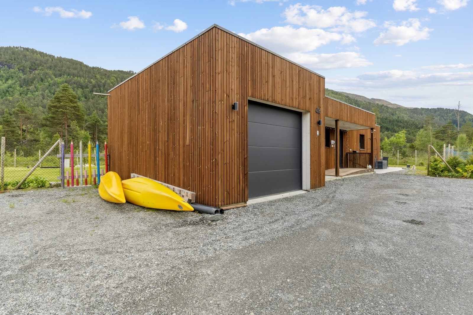 Garasje og godt med p-plass på eget tun Galleribilde