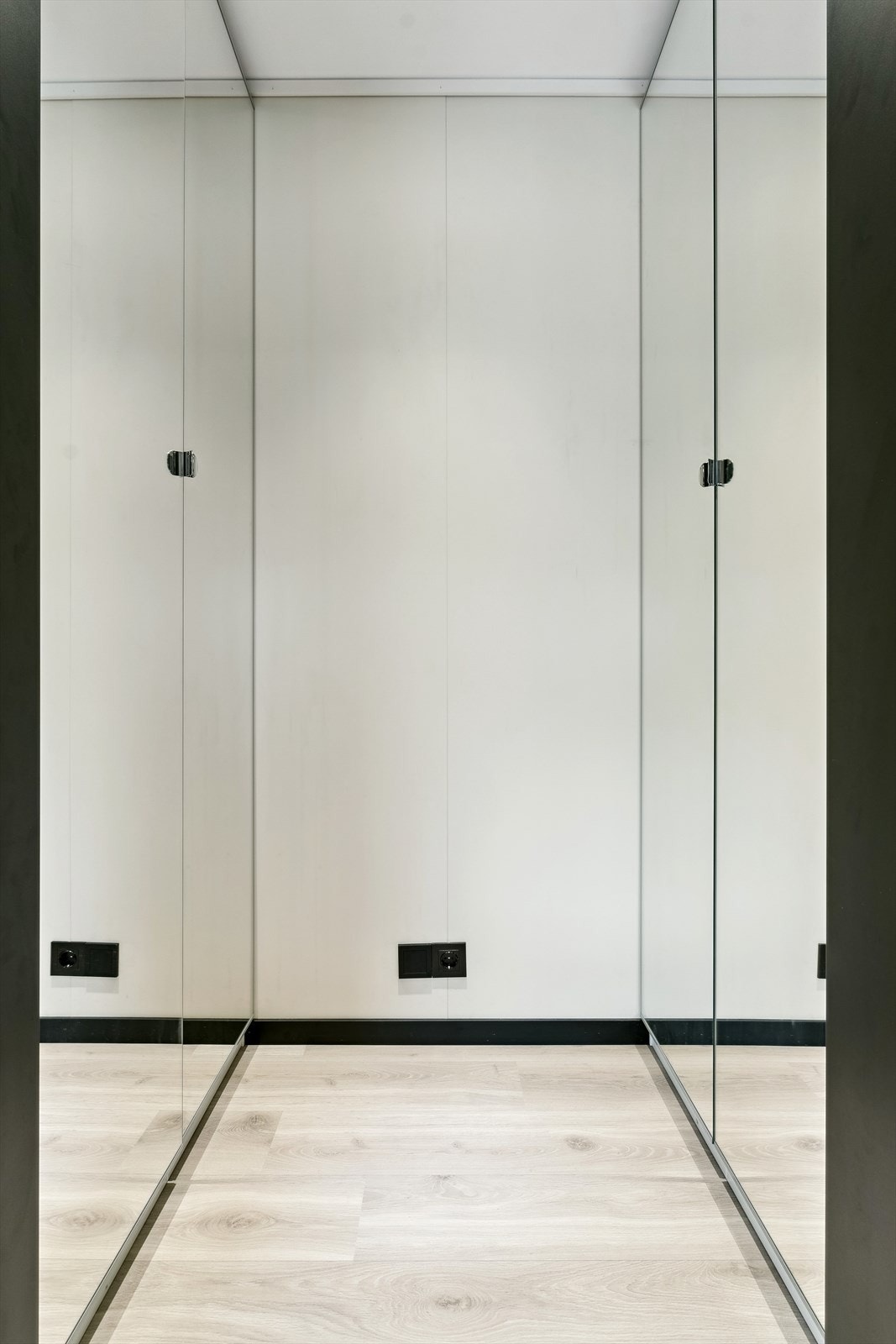 Garderobeskap Galleribilde