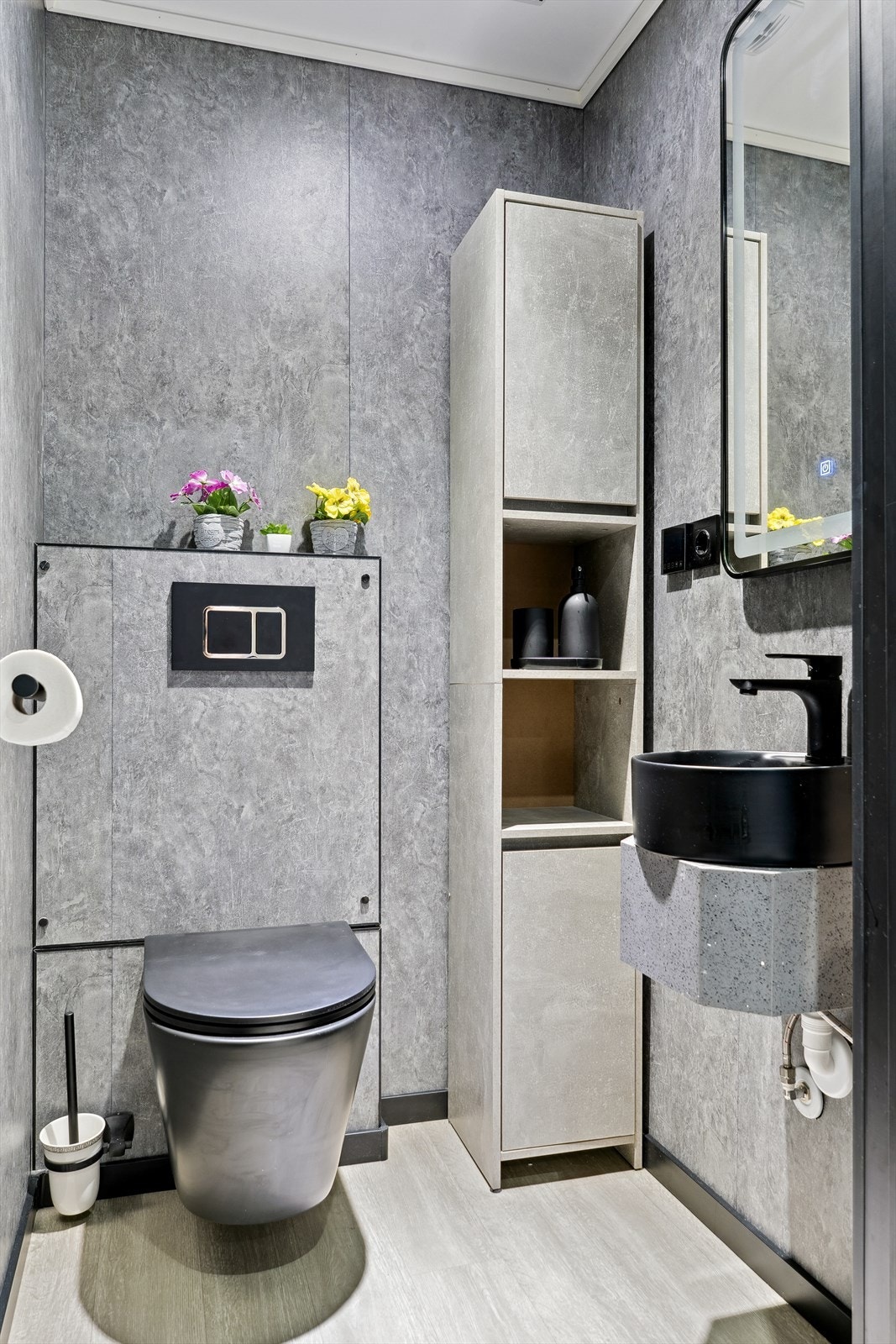 Toalett rom med vegghengt wc og servant med speil Galleribilde