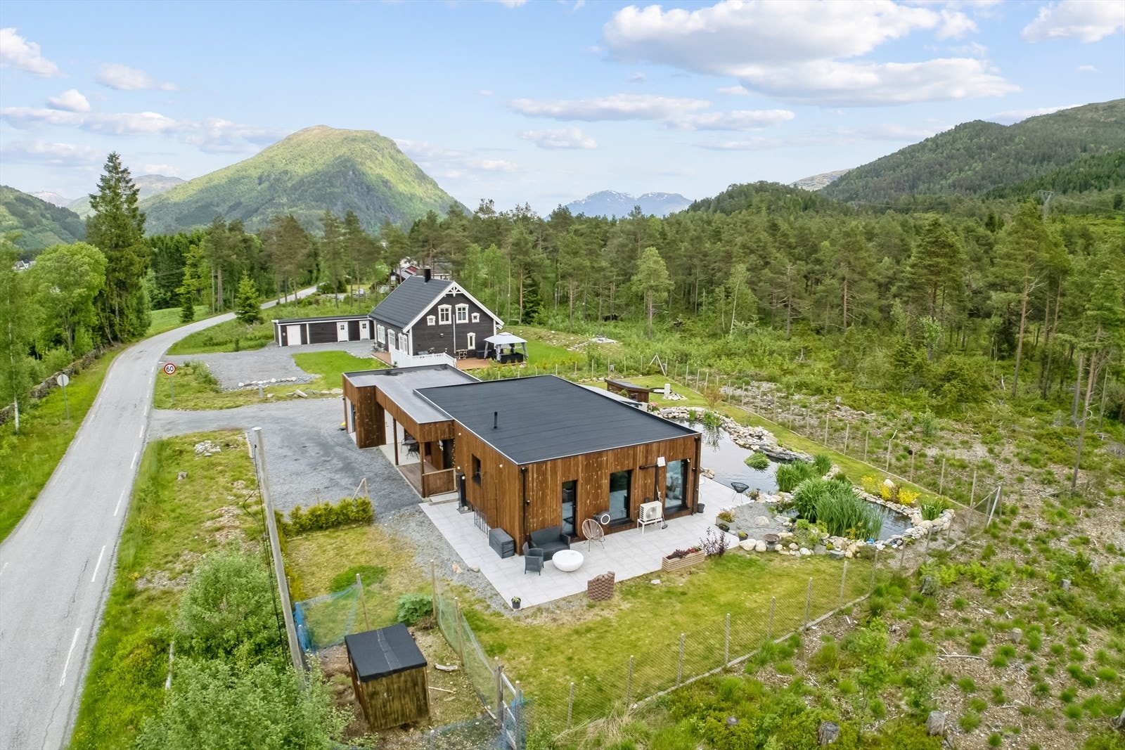 Eneboligen er et "pod-hus" satt sammen av 3 ferdigbygde container-moduler Galleribilde