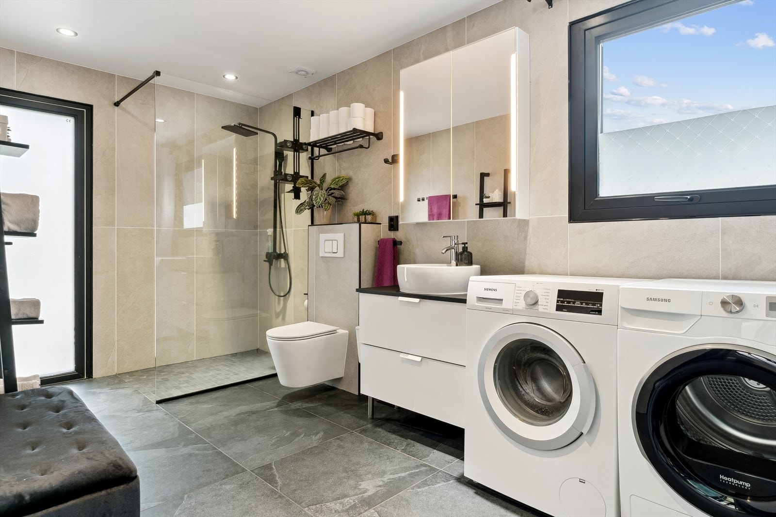 Her er også opplegg til vaskemaskin og tørketrommel Galleribilde