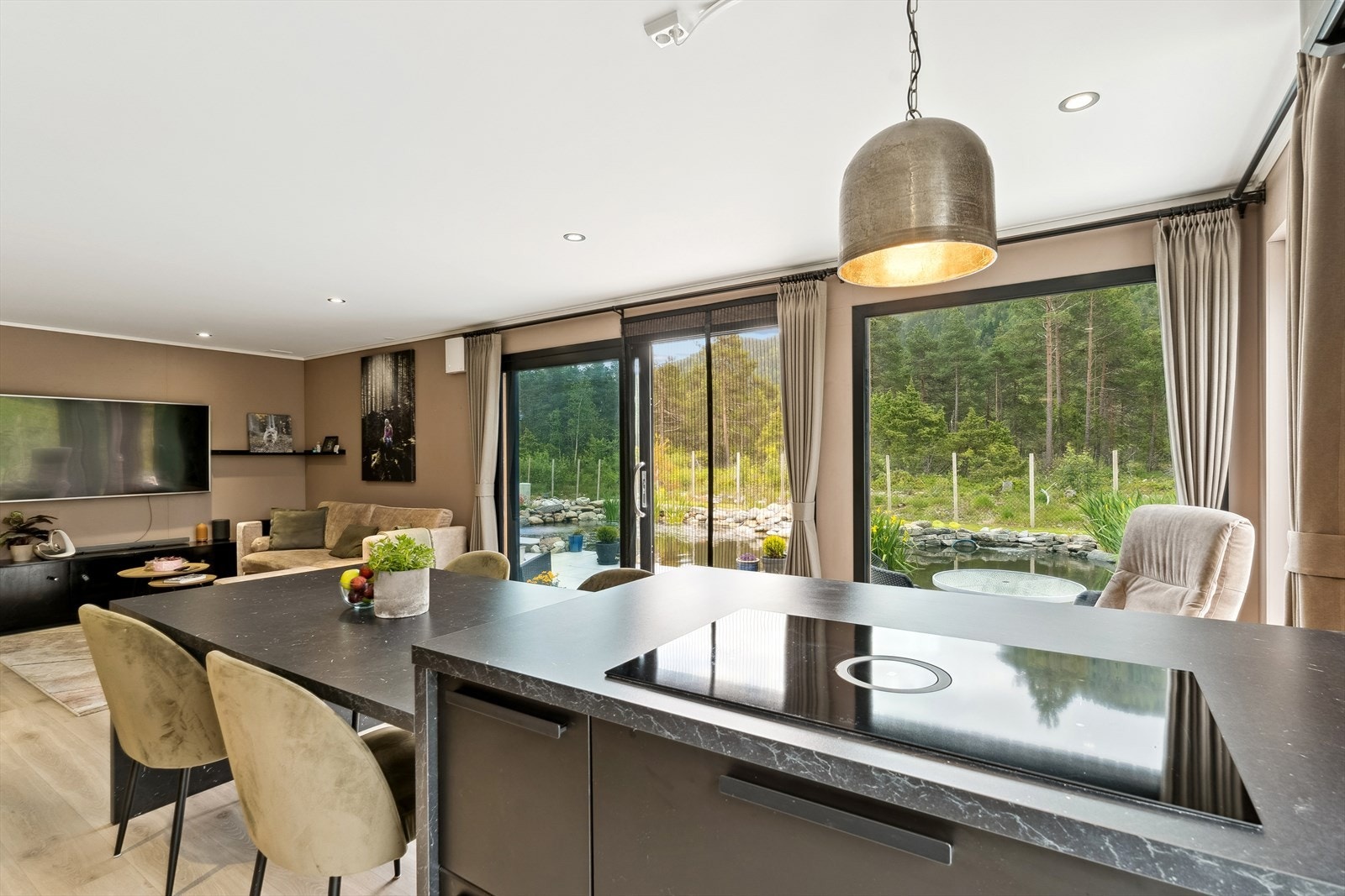 Kjøkken i åpen løsning mot stuen Galleribilde