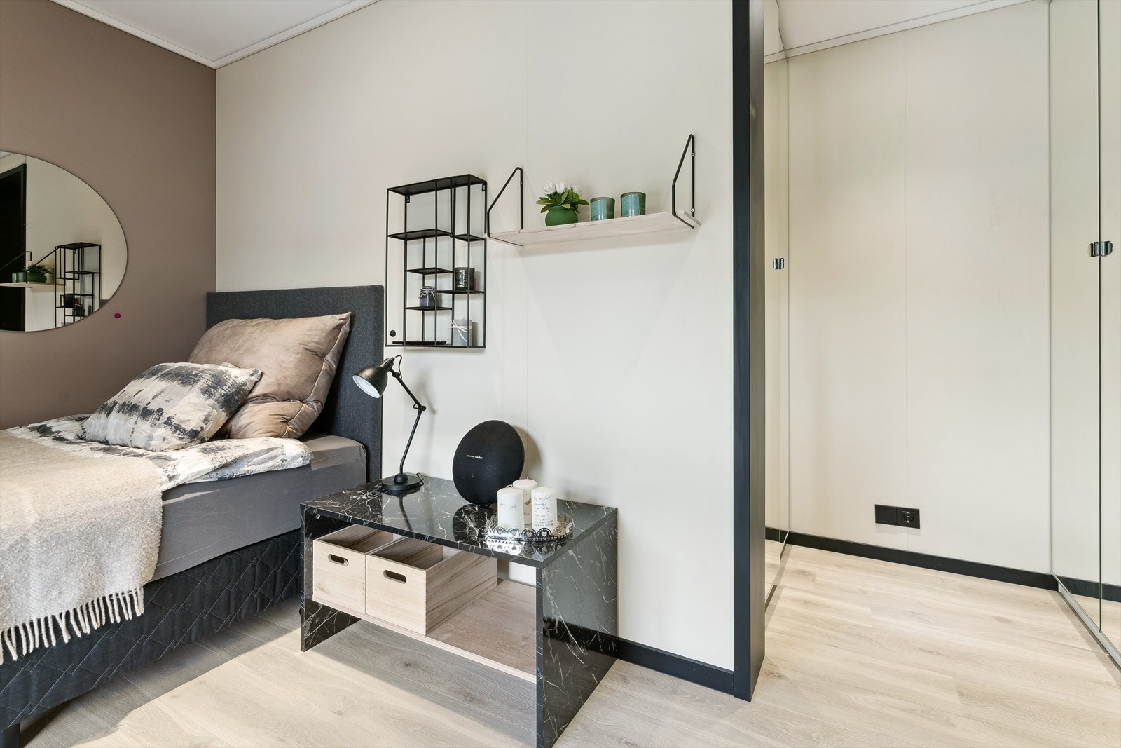 Soverom 2 med speilgarderobe Galleribilde