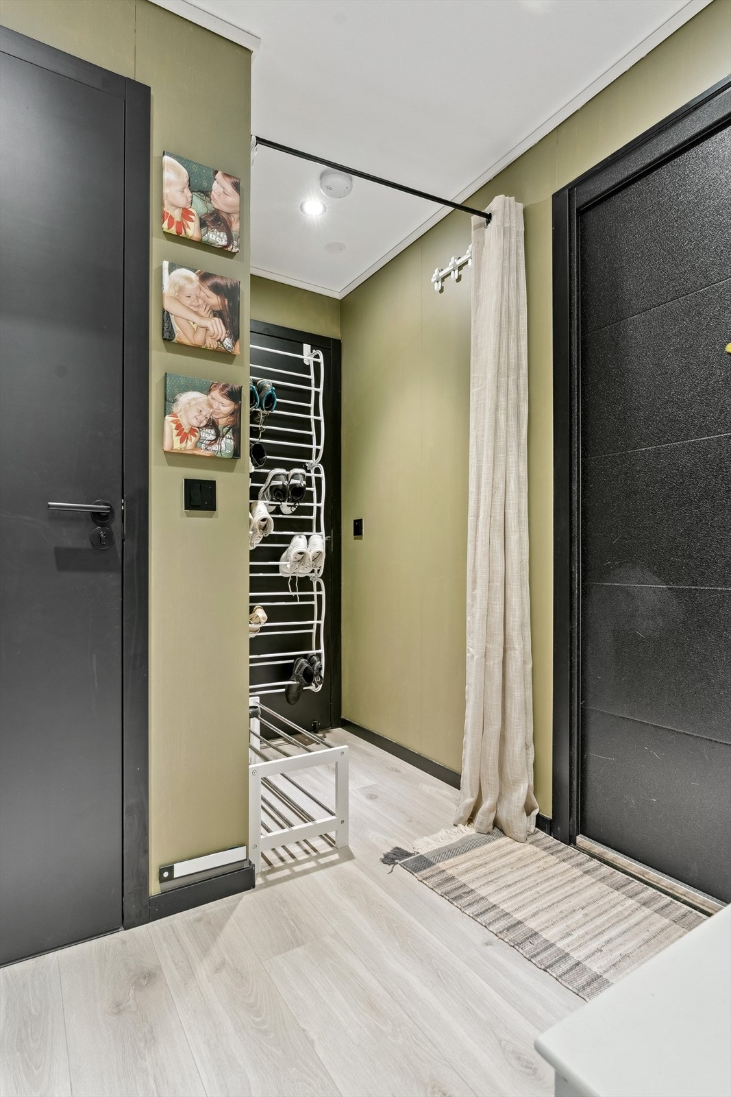 Gang med god plass til sko og yttertøy, og inngang til teknisk rom bak skohylle Galleribilde