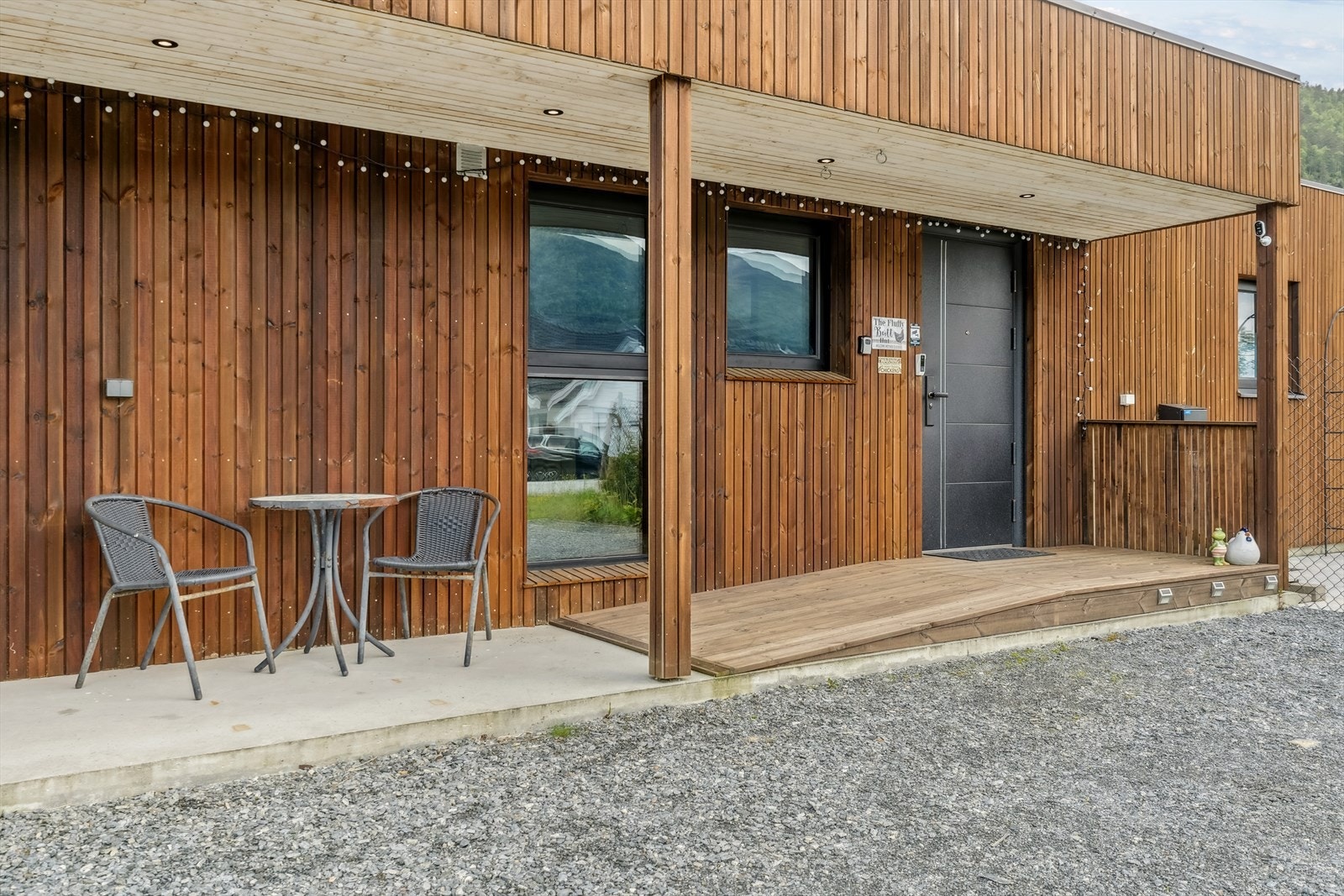 Overbygget inngangsparti hele veien inn til garasjen Galleribilde