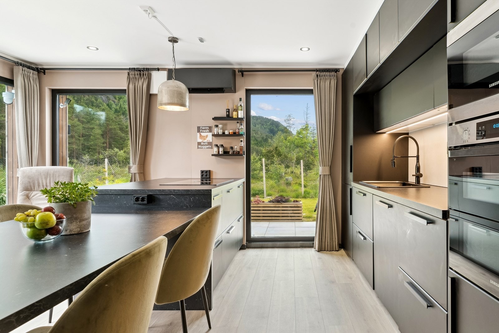 Stilrent kjøkken med innredning fra IKEA Galleribilde