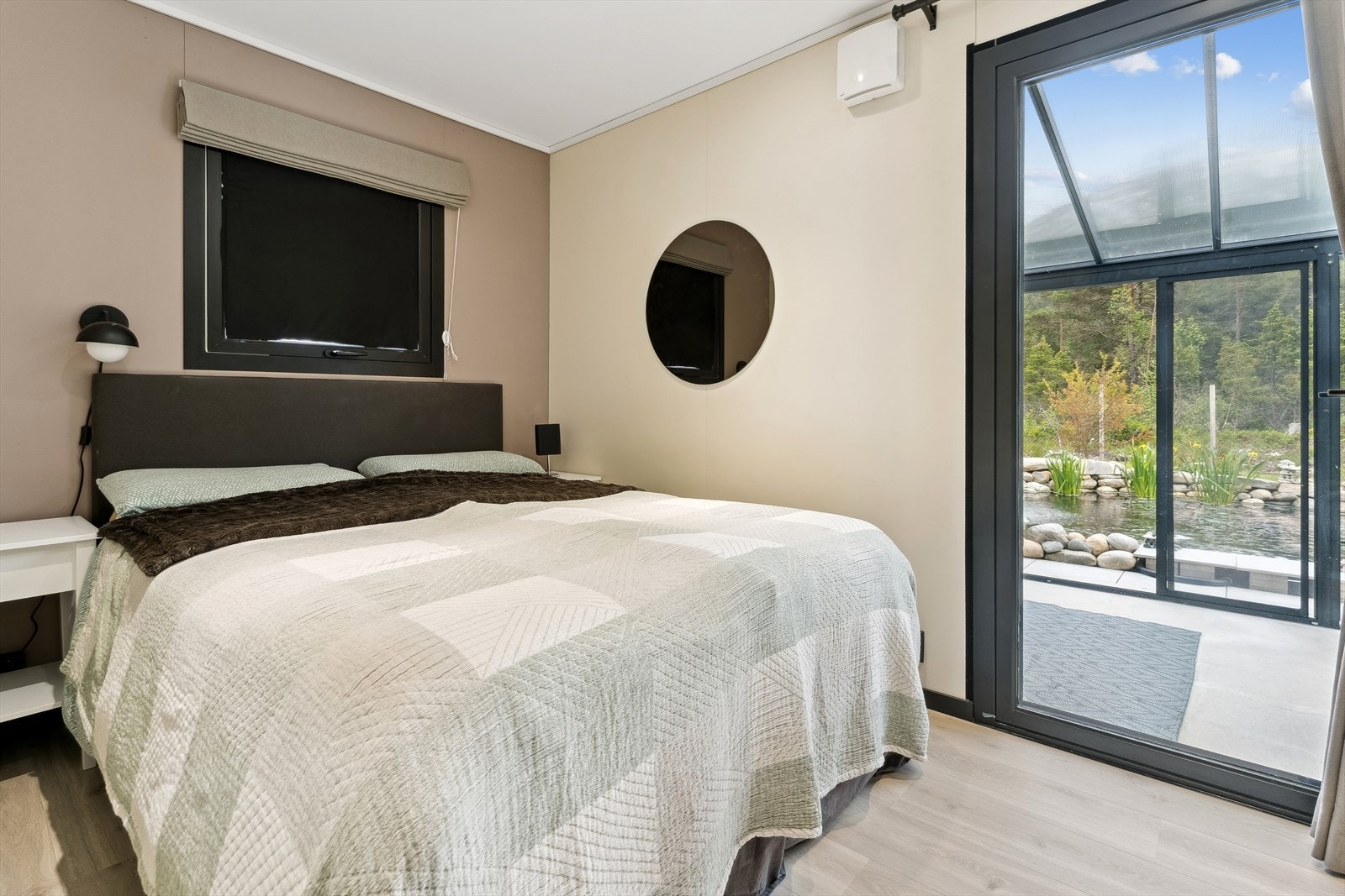 Hovedsoverom med god plass til dobbeltseng Galleribilde