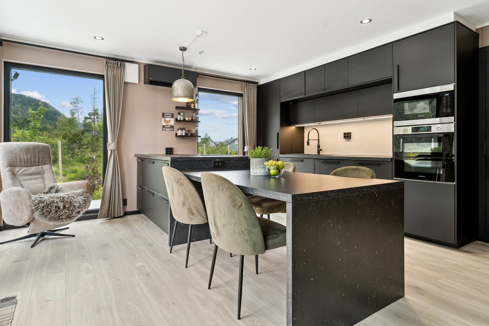 Spisebord i forlengelse av kjøkkenbenk Galleribilde