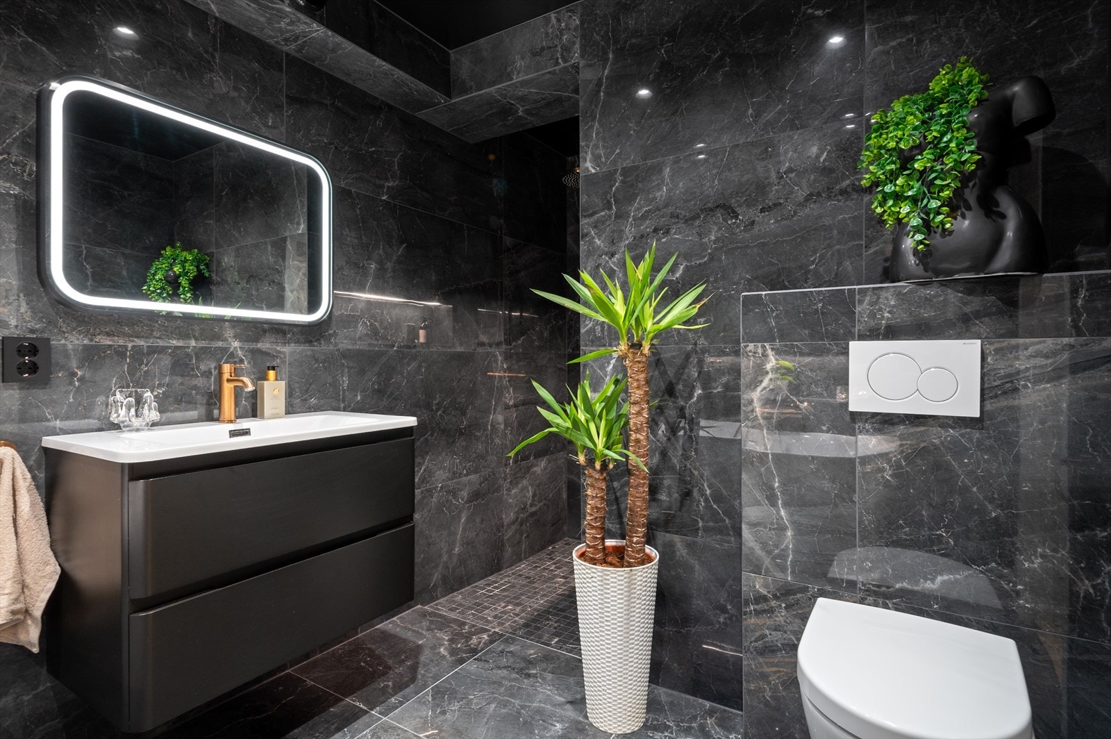 - Vegghengt klosett med Geberit veggstativer fra Villeroy Boch, design badekar, Grohe blandebatterier - Galleribilde