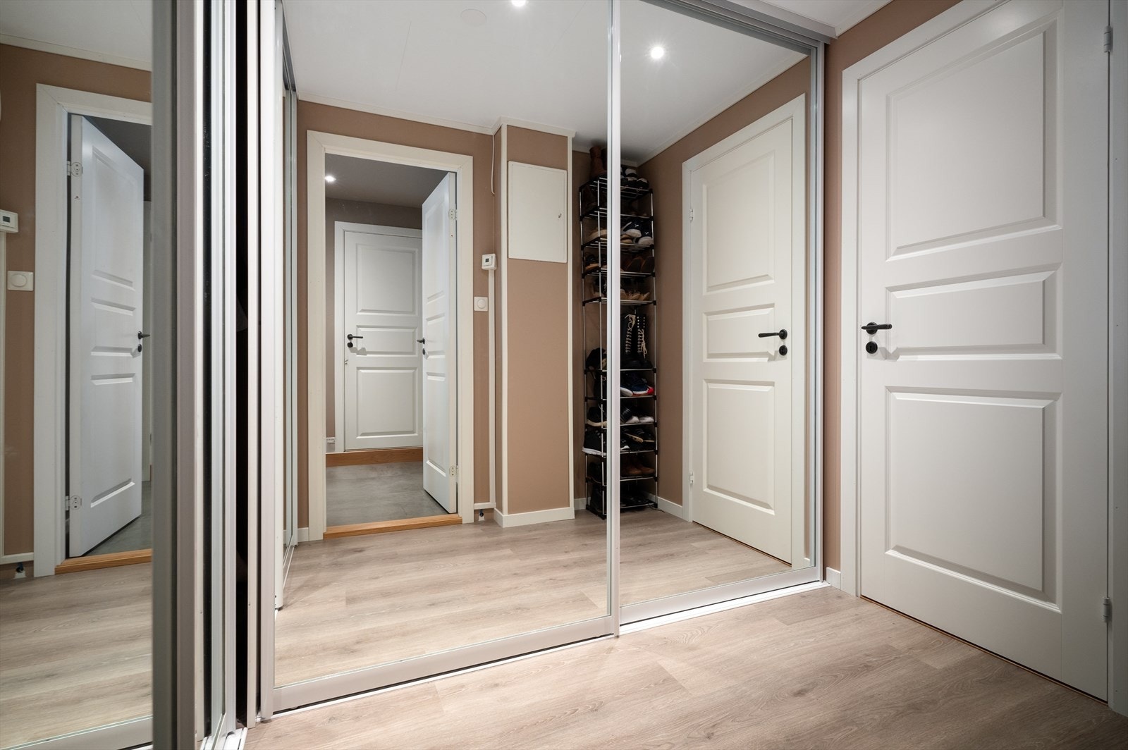 - Walk in closet på 5,8m² + bod på 2,2m². Oppgradert i 2021 - Galleribilde